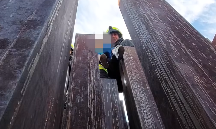 Beszorult egy kisfiú az Ötvenhatosok terén lévő emlékmű oszlopai közé, tűzoltóknak kellett kimenteni – videó