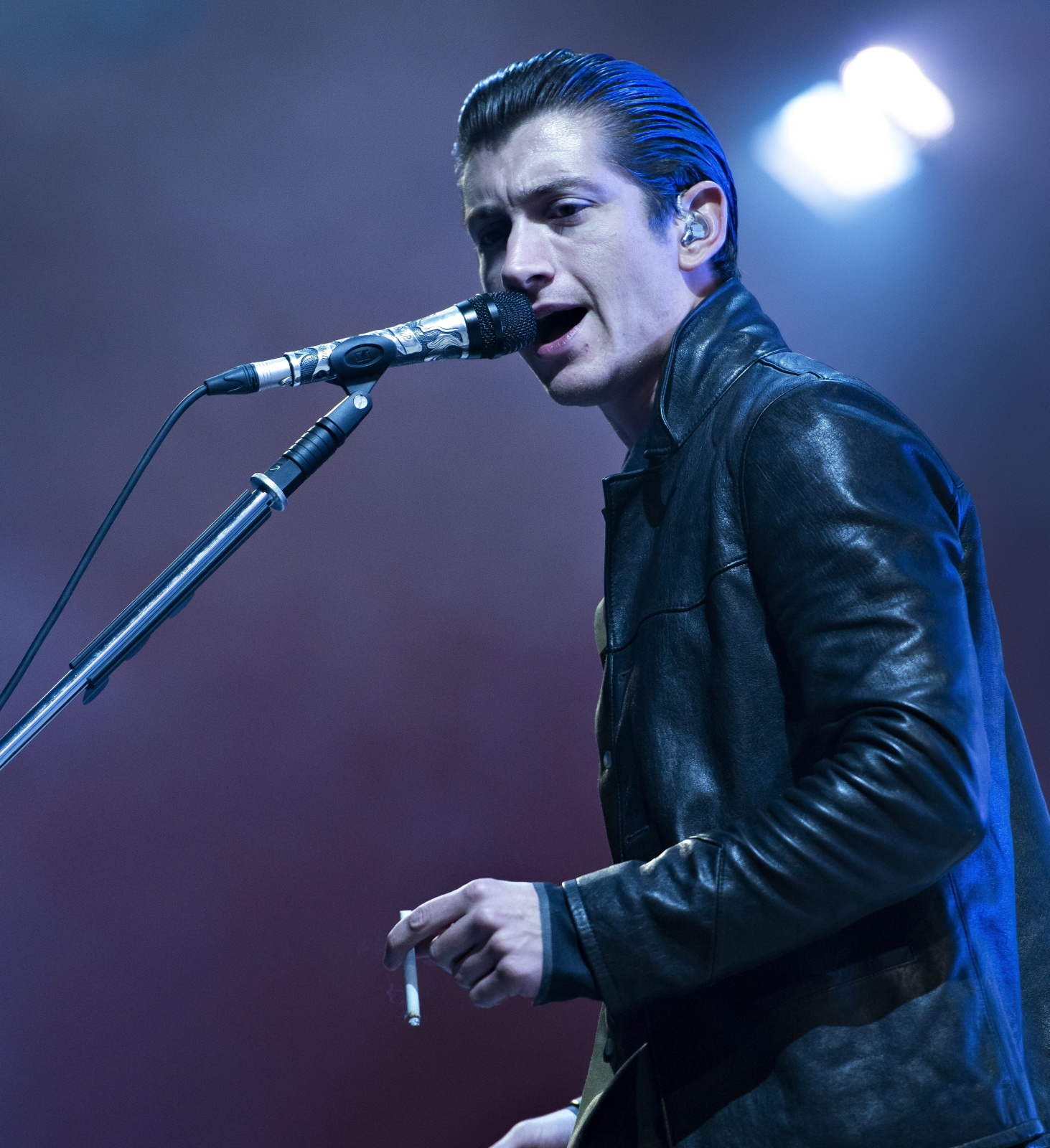 Alex Turner z Arctic Monkeys na Roskilde Festival 2014