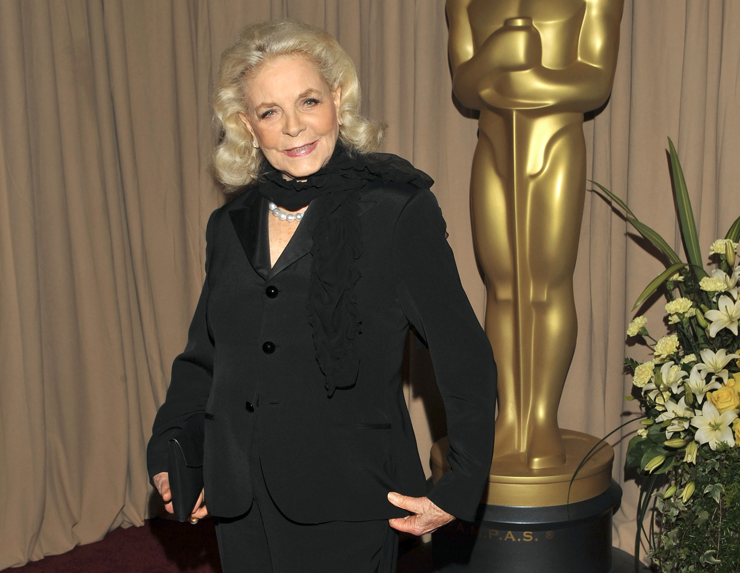 Lauren Bacall zmarła na skutek udaru we wtorek w Nowym Jorku, w swoim apartamencie mieszczącym się w znanej kamienicy Dakota przy Central Parku. Tej samej, w której mieszkał i przed którą zginął John Lennon