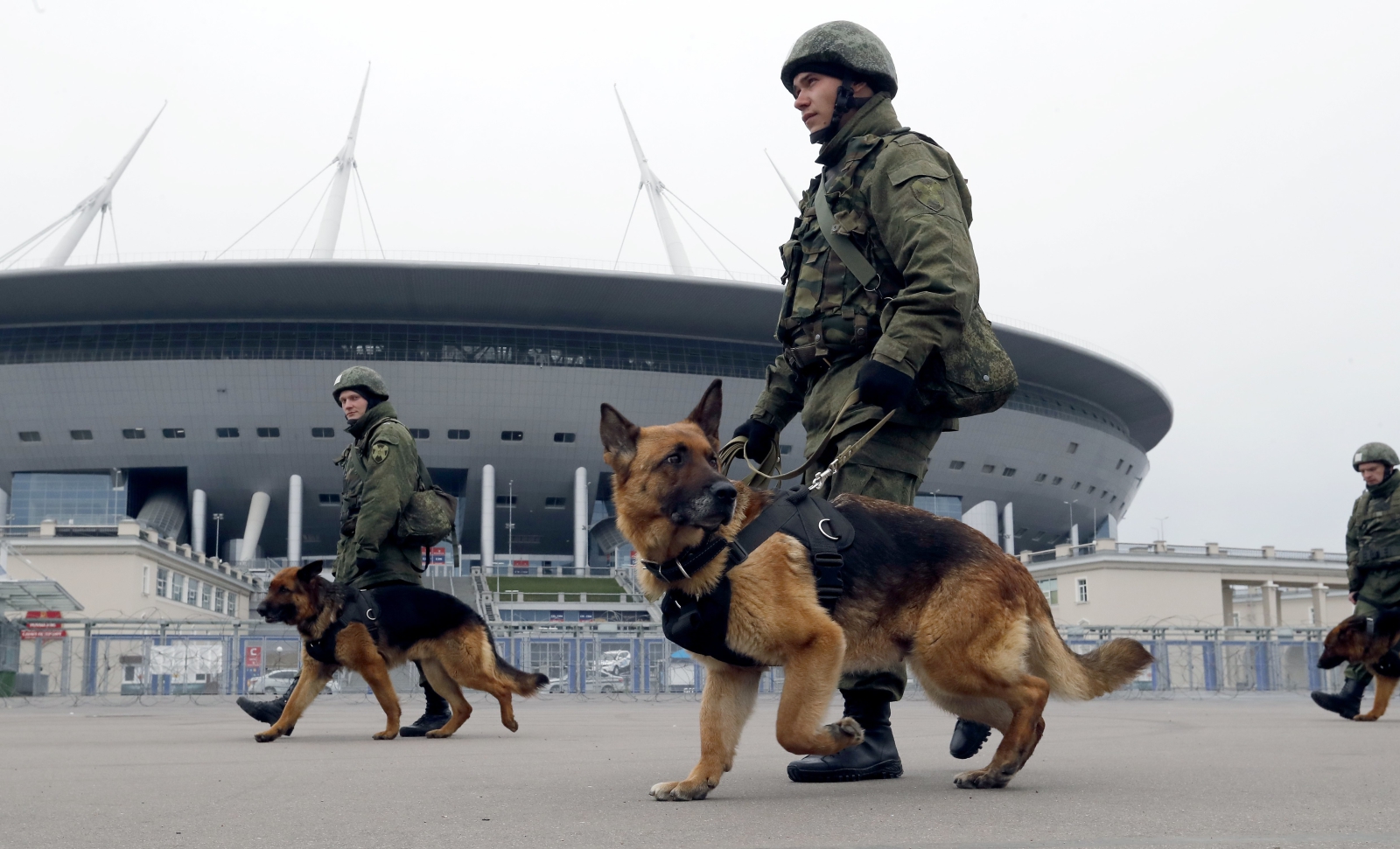 Rosyjska policja ćwiczy przed mundialem walkę z piłkarskimi chuliganami