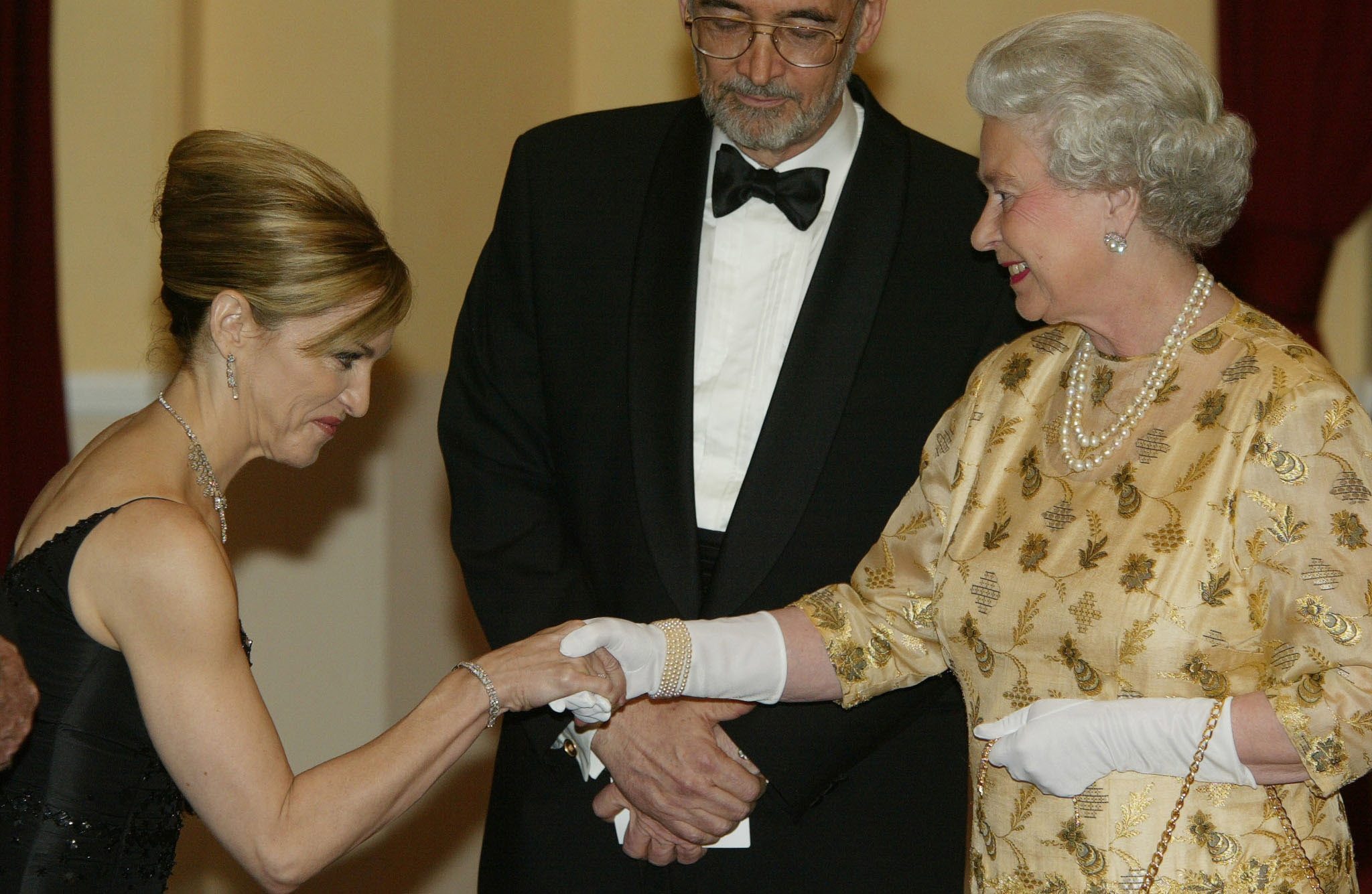 Madonna i królowa Elżbieta na premierze Bonda w 2002 roku