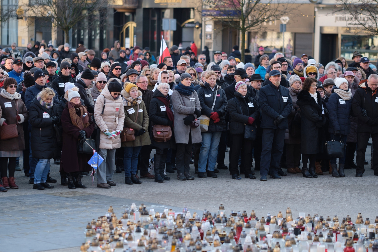 Mieszkańcy Poznania zebrali się na Placu Wolności, by obejrzeć transmisję uroczystości pogrzebowych Pawła Adamowicza
