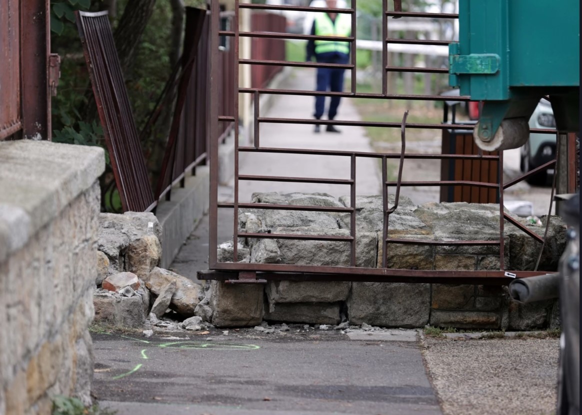 Közleményt adott ki az iskola, ahol kedden kőkerítés nyomott agyon egy 9 éves kisfiút