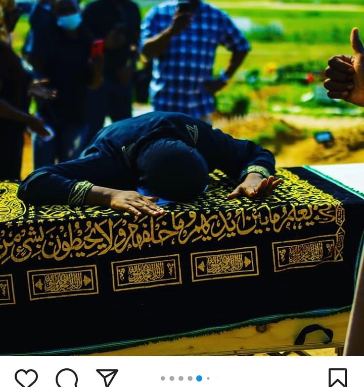 Late Sound Sultan's widow, Farida Fasasi during his funeral [Instagram/FaridaFasasi]