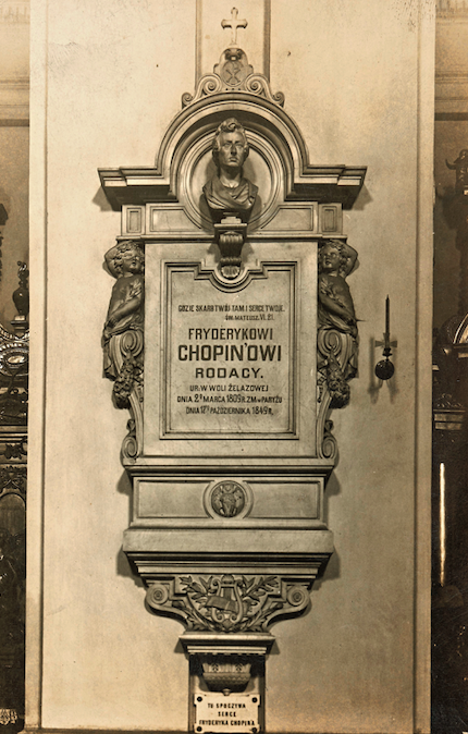 Płyta i popiersie kompozytora w kościele św. Krzyża w Warszawie według projektu Leonarda Marconiego.