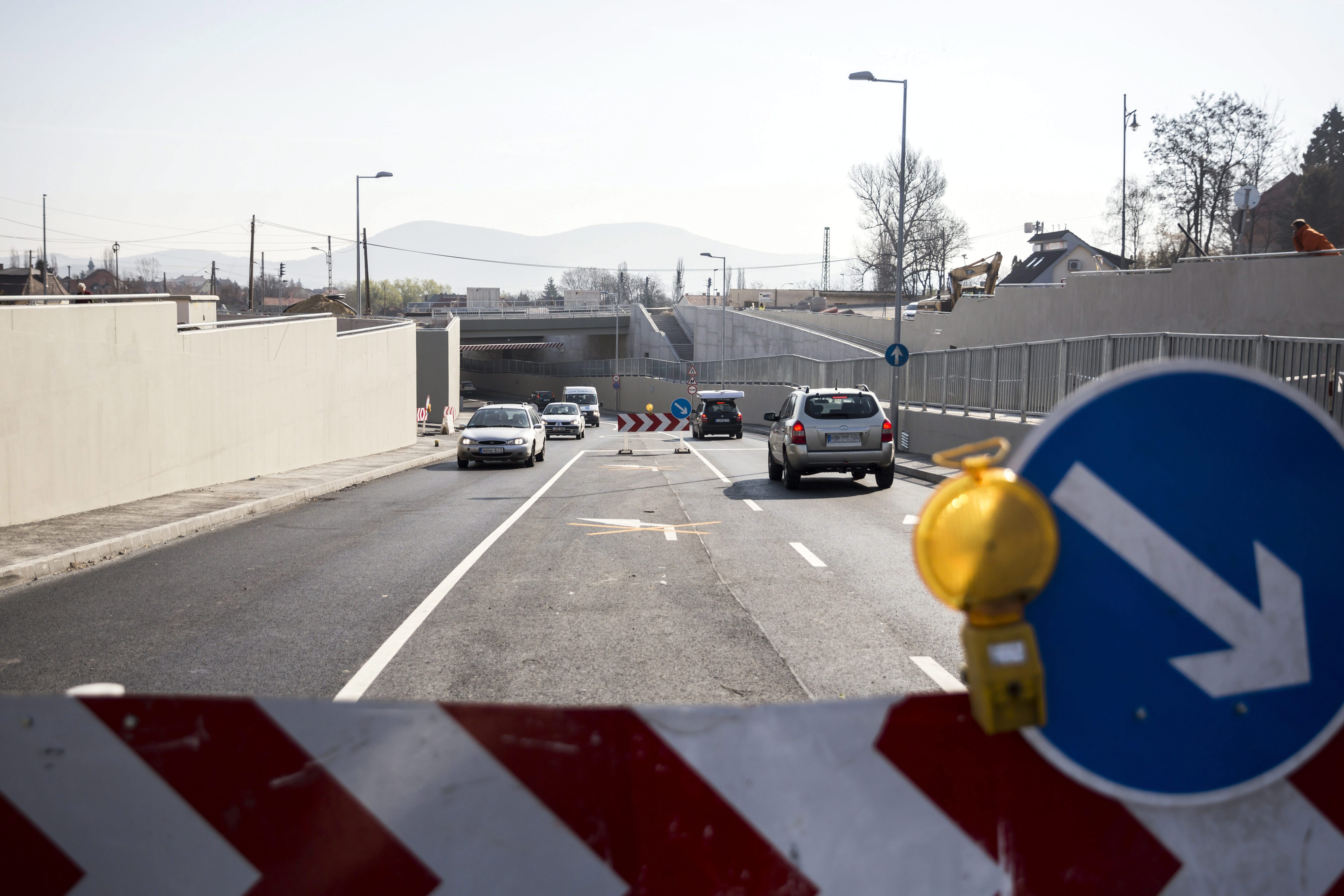 Frontálisan ütközött két autó Pilisjászfalu és Piliscsaba között – rengeteg a sérült, lezárták az utat