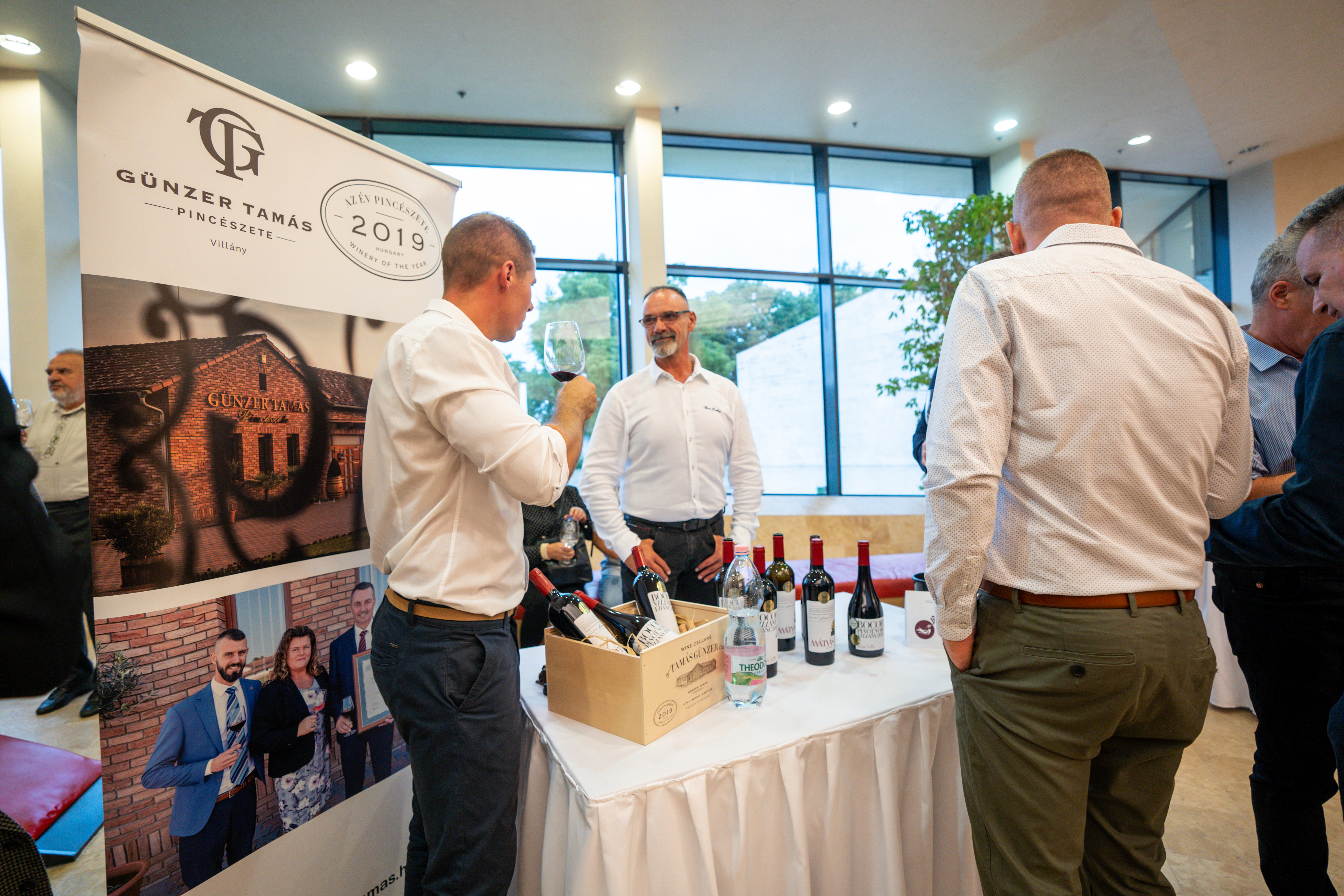 Közönségkovácsoló villányi borok, sztárvendégek és remek hangulat: ilyen volt a 30 éves jubileumát ünneplő Európai Bordalfesztivál – fotók