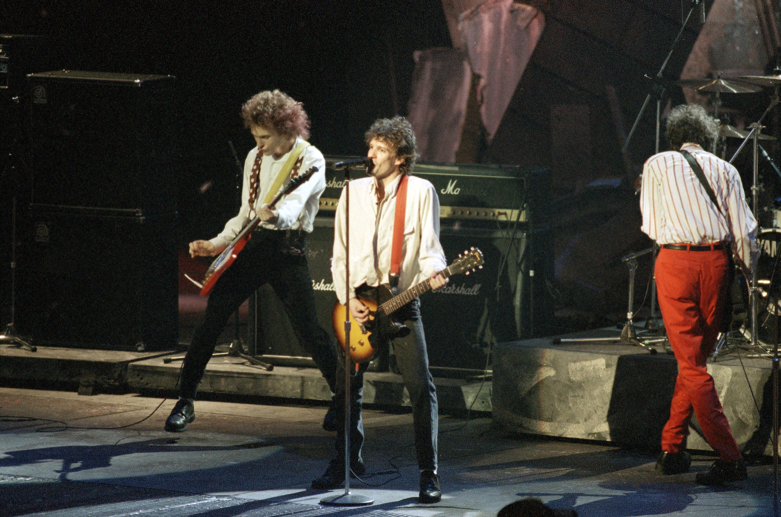 Rock and Roll Hall of Fame – muzeum rock and rolla i rocka mieści się w Cleveland w stanie Ohio (z którego statystycznie wywodzi się najwięcej amerykańskich muzyków rockowych)