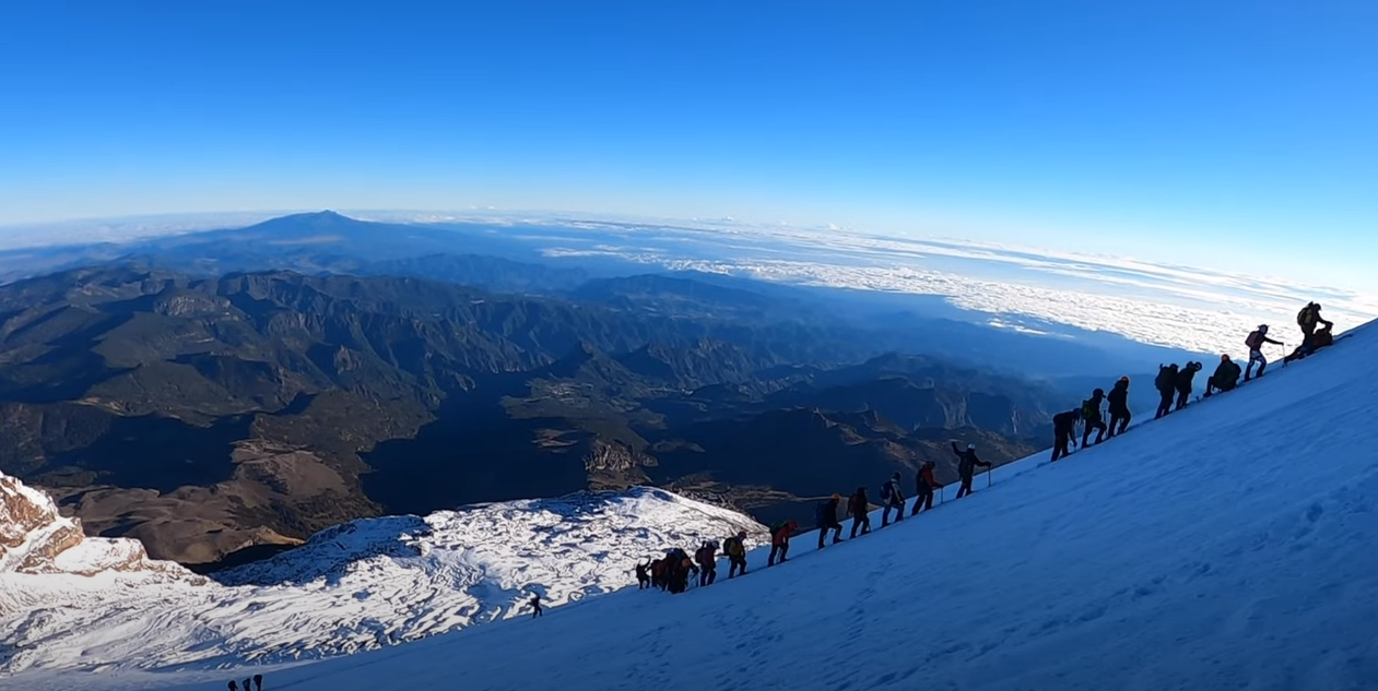 Tragédia: négy hegymászó vesztette életét, 5675 méter magasról zuhantak le