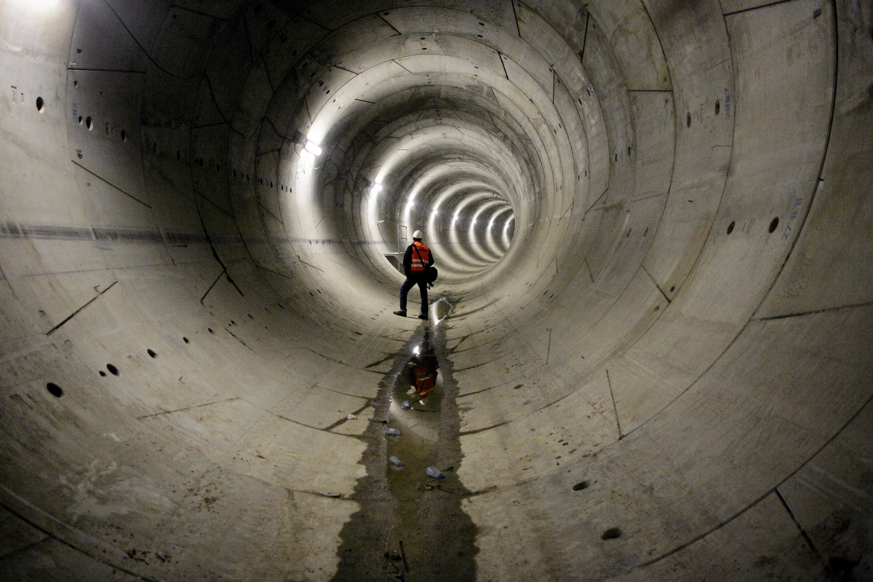Tunel ma kształt łuku, mierzy dokładnie 393 metrów.