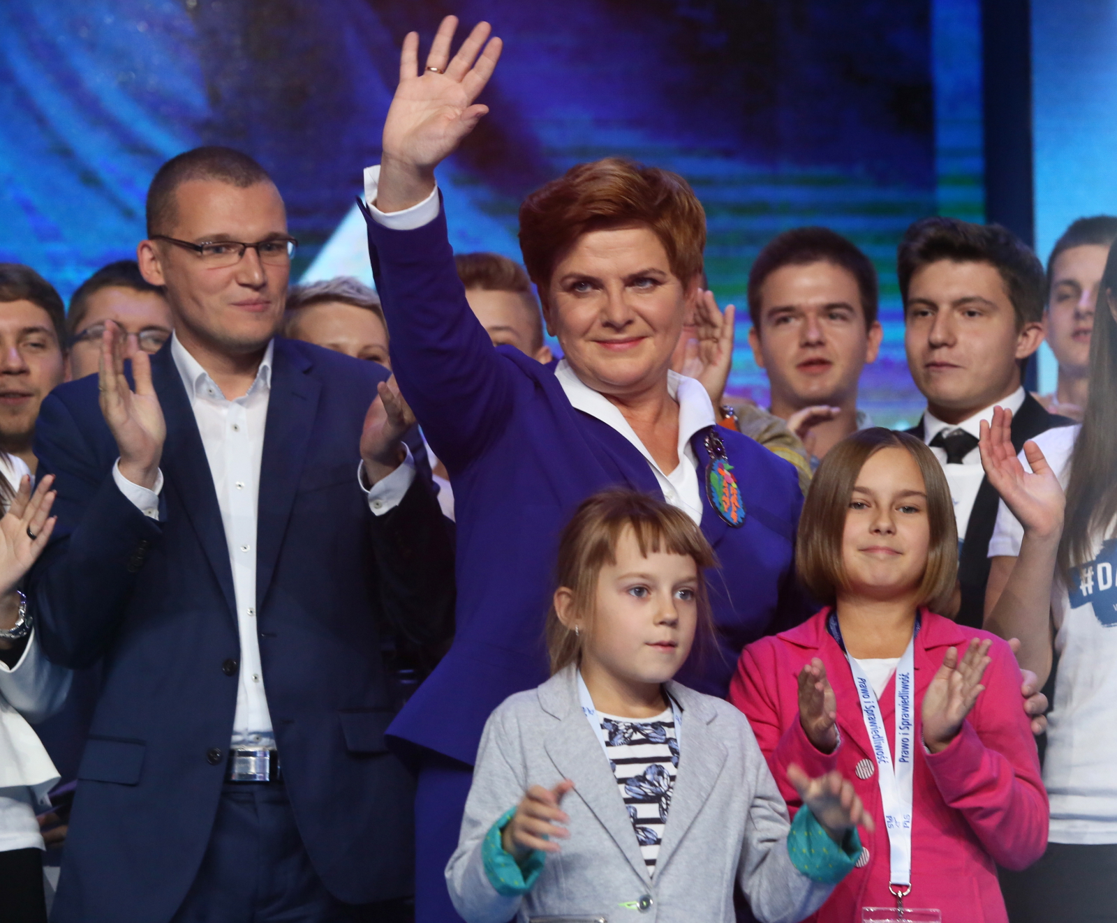 Kandydatka Prawa i Sprawiedliwości na premiera mówiła też o programie Rodzina 500 plus. Chcemy, by na drugie i kolejne dziecko rodziny otrzymywały miesięcznie 500 zł. A w mniej zamożnych rodzinach również na dziecko pierwsze - wyliczała. Beata Szydło zapewniła, że dla rodzin posiadających dzieci niepełnosprawne, dodatek będzie wyższy niż 500 złotych.