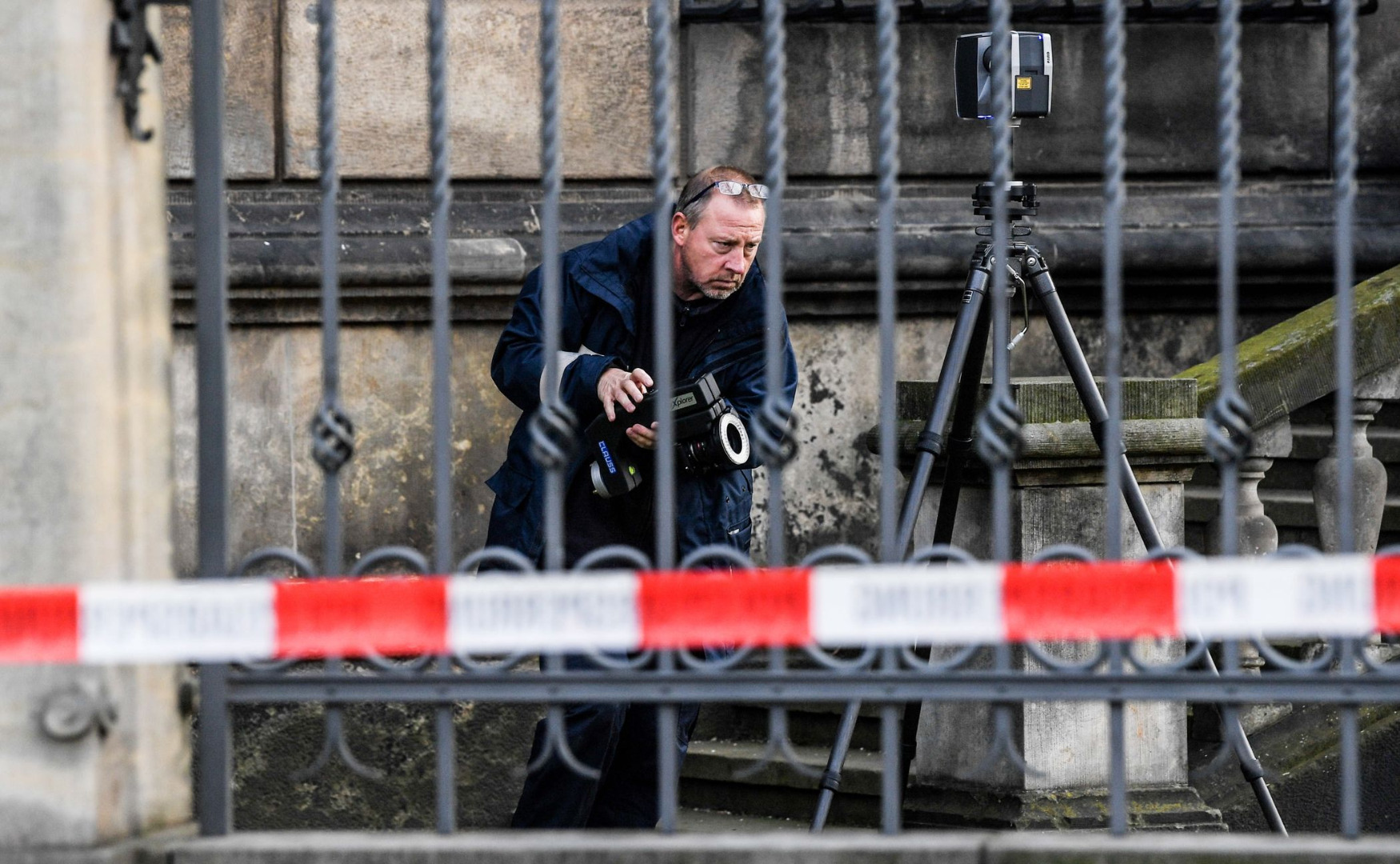 Nie ruszali natomiast przedmiotów o większych rozmiarach, jak malowidła i wazy.