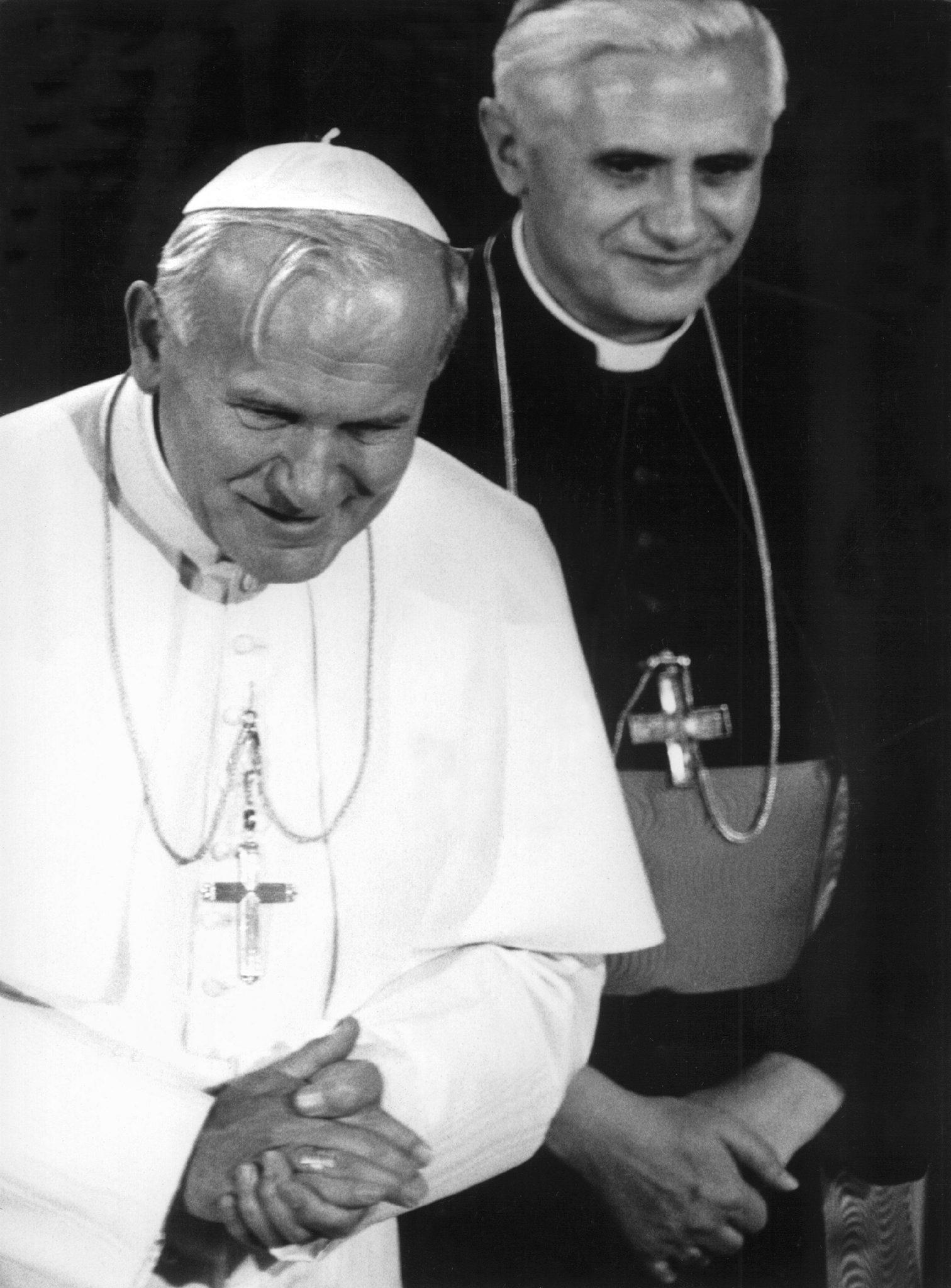 Zdjęcie archiwalne z 1980 roku - papież Jan Paweł II z kardynałem Josephem Ratzingerem w Monachium