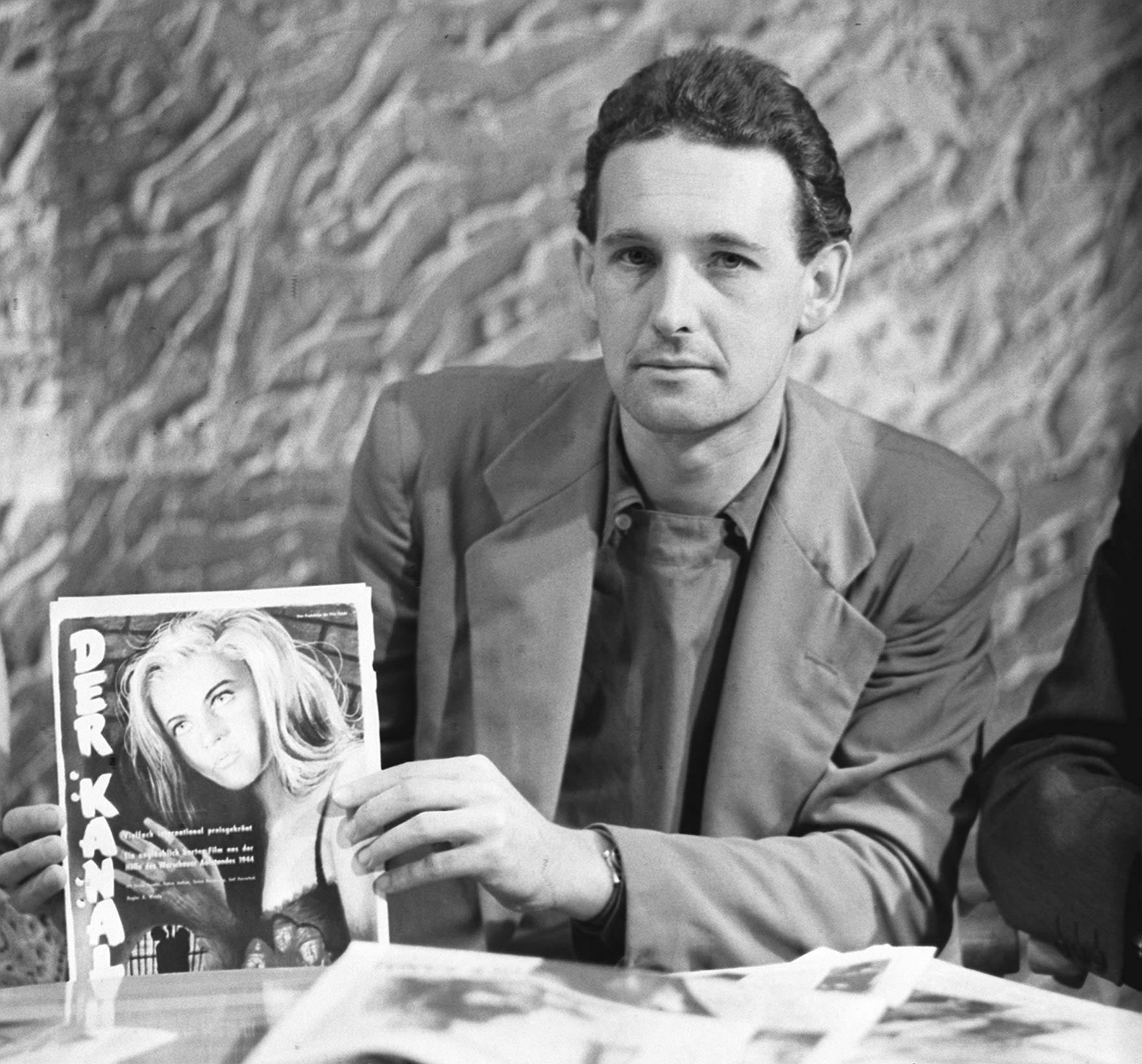 Warszawa, sierpień 1958 roku. Reżyser Andrzej Wajda, prezentuje promocyjny fotos z filmu pt.