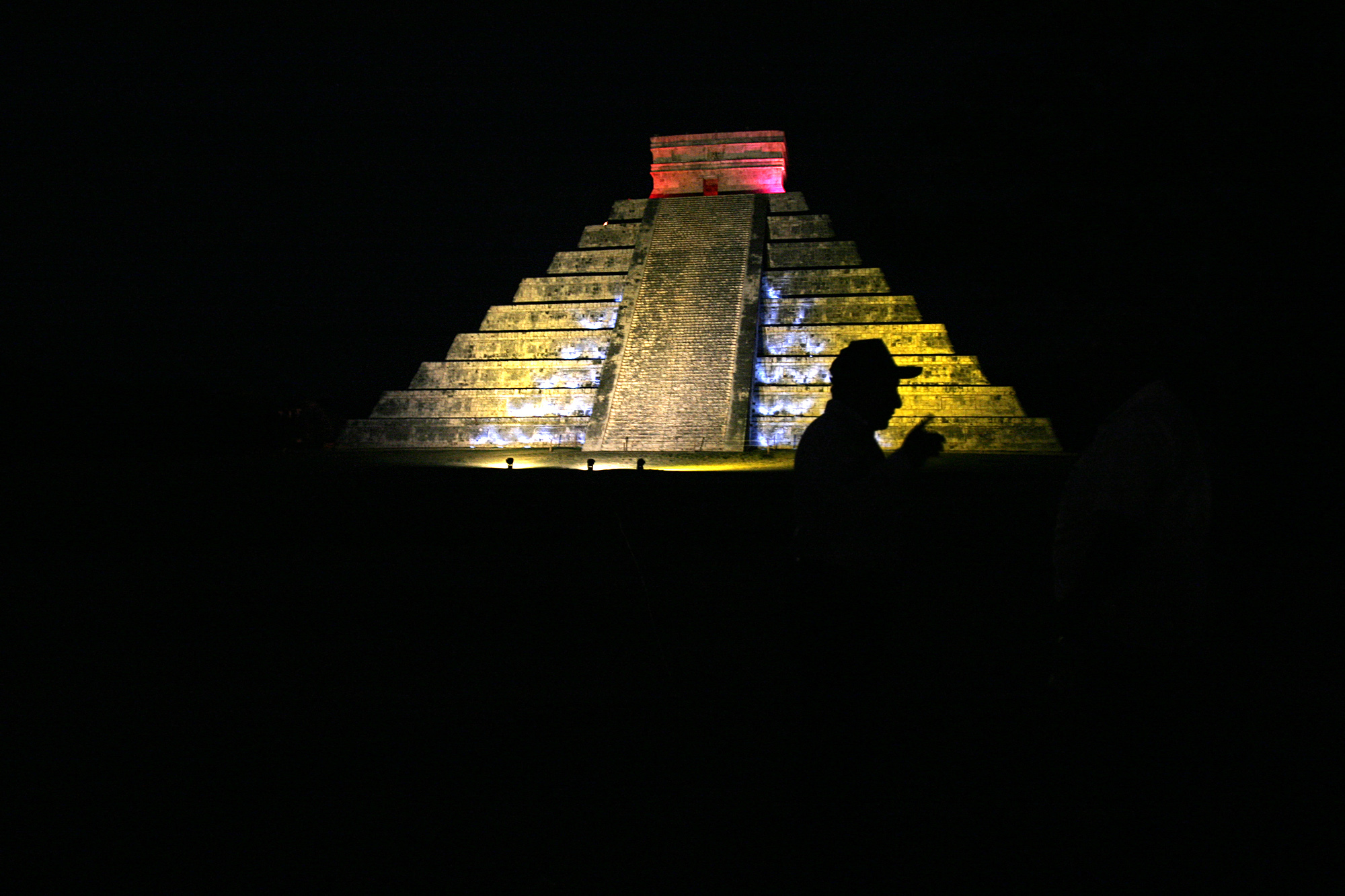 Nocna iluminacja piramidy El Castillo robi wrażenie