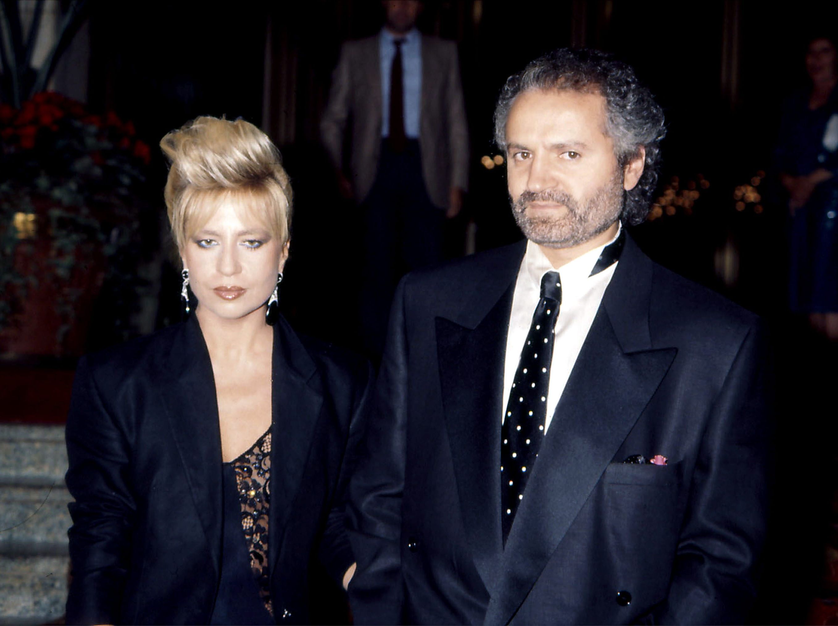 Aż trudno uwierzyć, że kobieta, która stoi obok Gianniego Versace, to jego siostra Donatella. Zdjęcie z 1987 roku