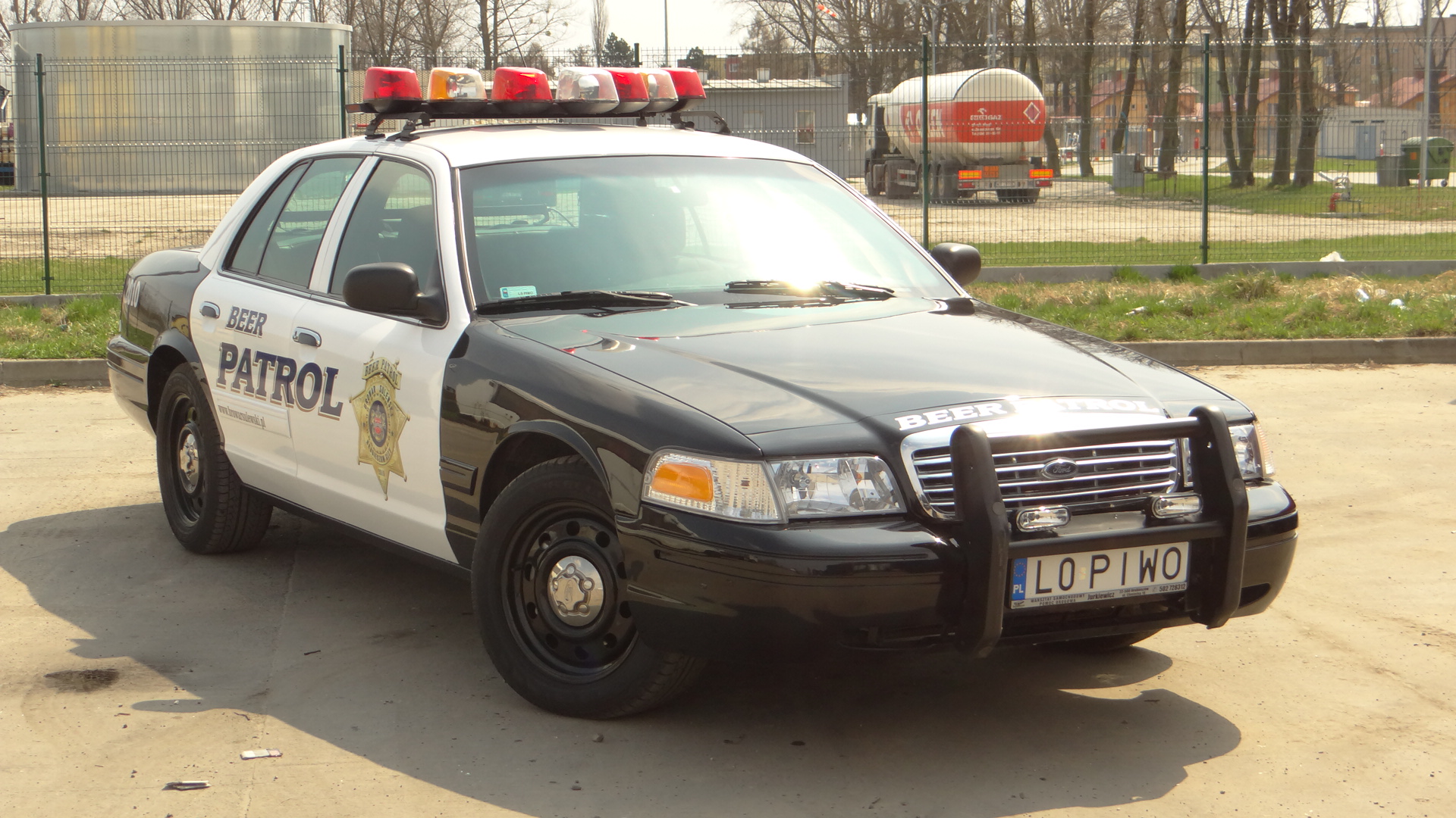 Co ciekawe, z białych przednich drzwi usunięto listwę ochronną, aby logo jednostki służby porządkowej (policji lub biura szeryfa) miała płaską powierzchnię...