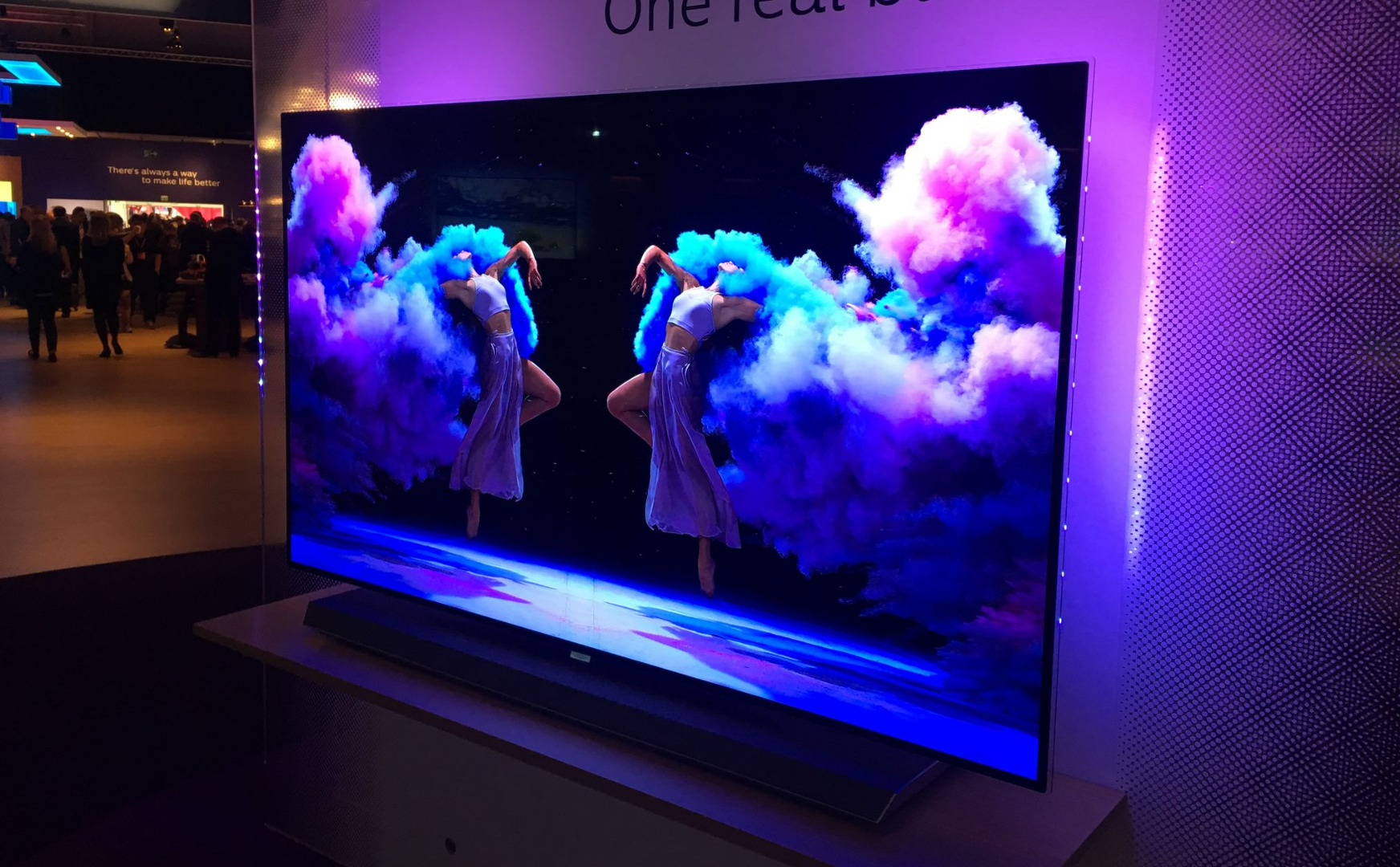 Sztandarowy projekt Philipsa - oczywiście z systemem Ambilight, rozświetlającym ścianę za ekranem w kolorach dopasowanych do tego, co dzieje się na TV - czyli kolejny OLED.