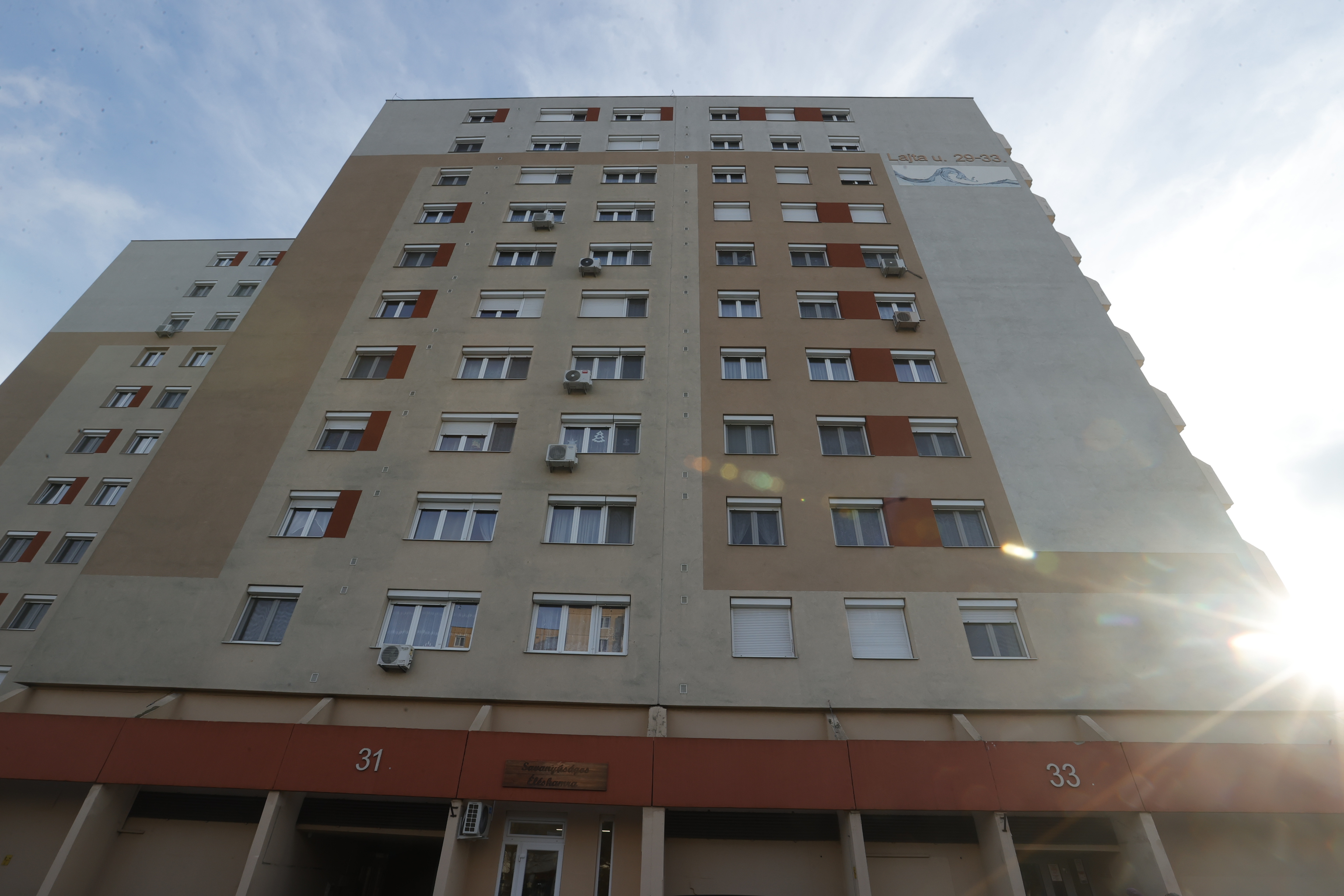 Na tessék, már ez is sikerült: kettévágott a politika egy győri panelházat!