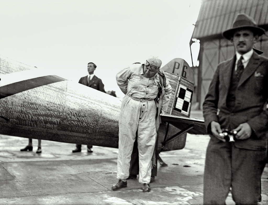 Pilot kapitan Bolesław Orliński przed samolotem PZL P-6 przygotowuje się do startu. Pokazy lotnicze w Katowicach, rok 1931