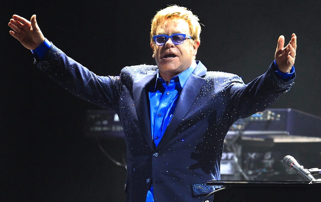 Elton John podczas koncertu w Madrycie. Teraz zaśpiewa w Krakowie
