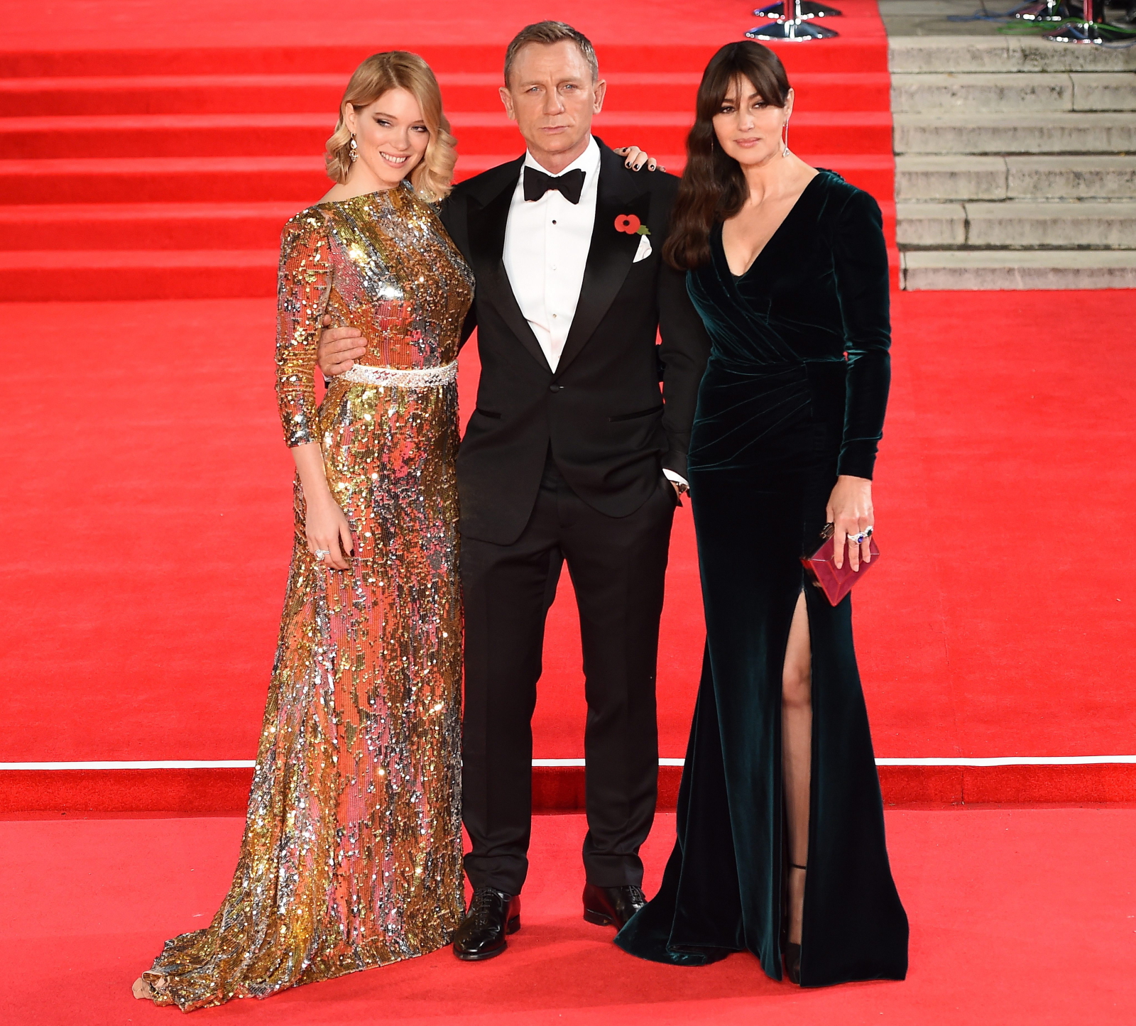 007 (Daniel Craig) ma za głównego wroga ma demonicznego Oberhausera w osobie Christopha Waltza. Są też (jak zawsze) piękne panie: Léa Seydoux gra Madeleine Swann – lekarkę, córkę zabójcy imieniem Swann, która poznaje 007 w swojej klinice w Austrii. Monica Bellucci wciela się w Lucię Sciarrę, wdowę po zamordowanym mafioso. Naomi Harris zaś wraca do roli Eve Moneypenny, Stephanie Sigman sportretuje tajemniczą Estrellę.