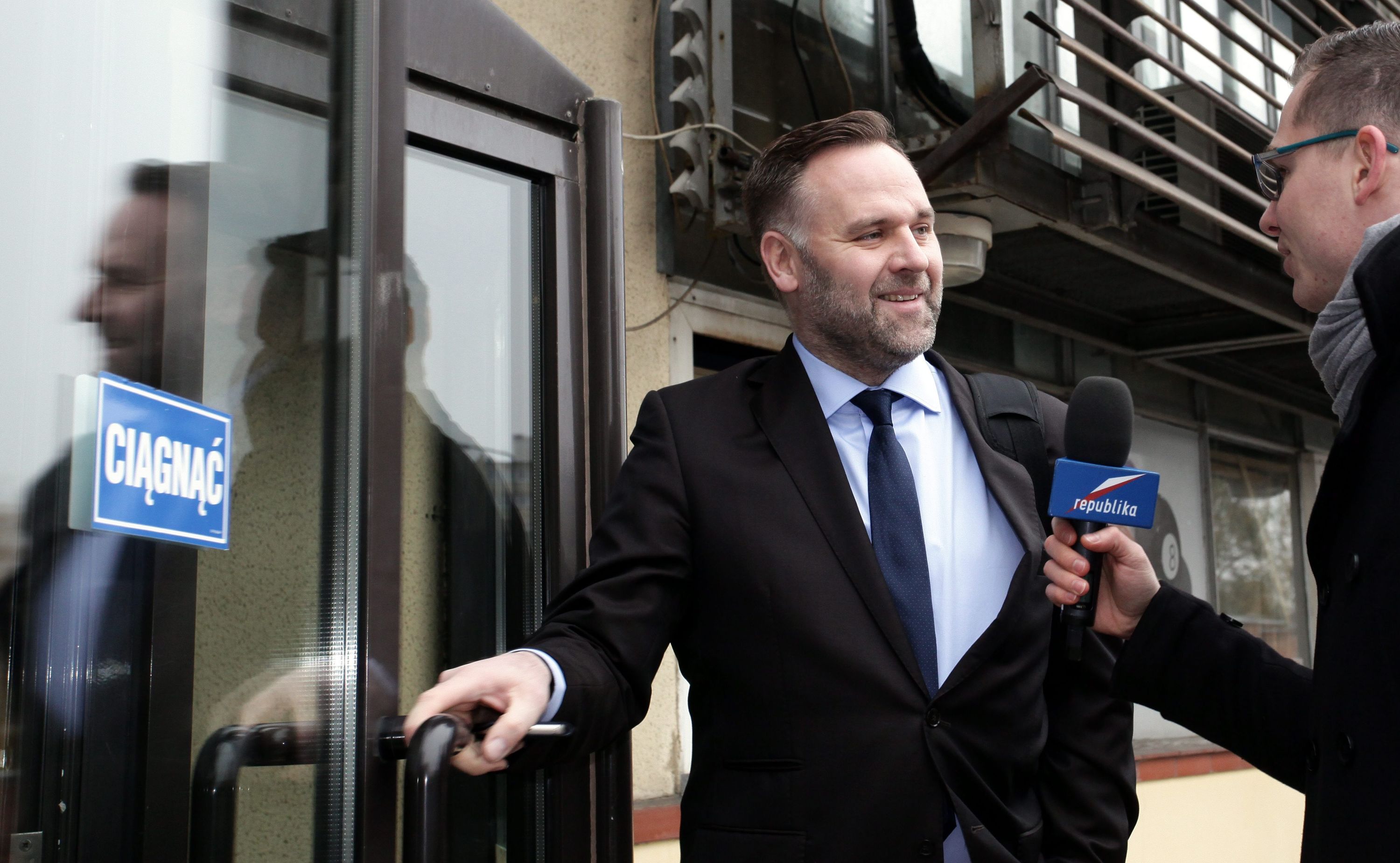 Posługuje się językiem angielskim w stopniu komunikatywnym.