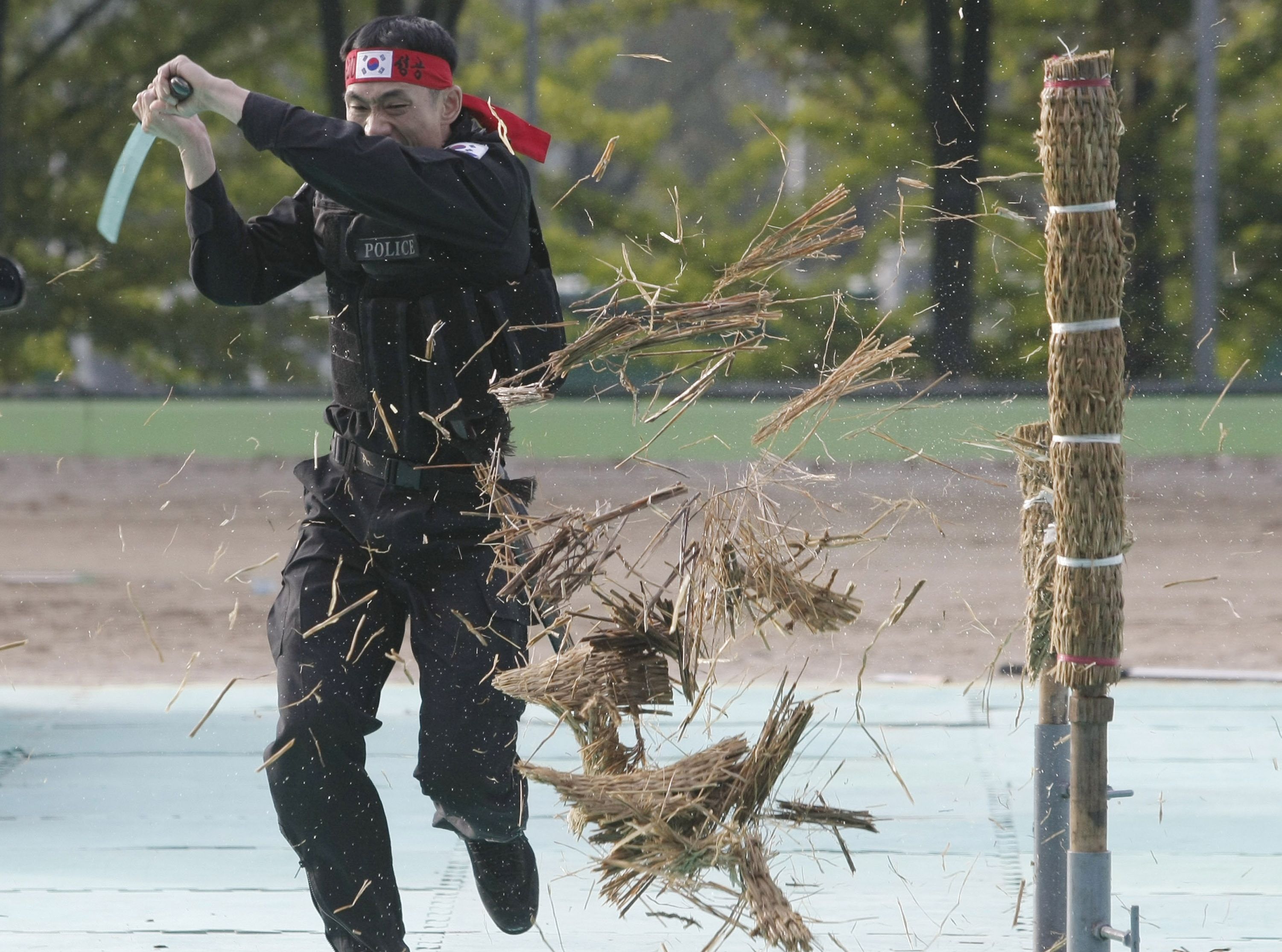 Południowokoreańscy policjanci przygotowują się do szczytu G20 w Seulu.