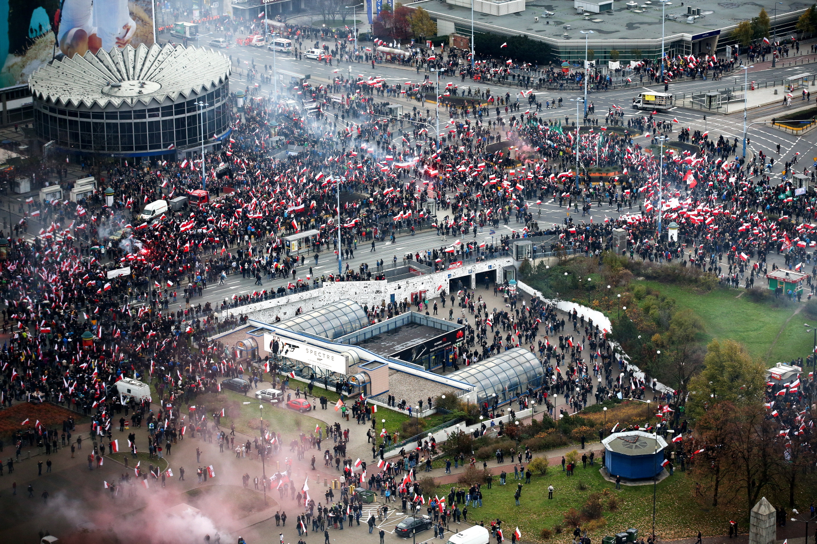 Przed rozpoczęciem marszu odczytano list od prezydenta Andrzeja Dudy. -<em> Chciałbym i liczę na to, że będzie to piękne święto młodych, żarliwych polskich serc</em> - podkreślił prezydent.
Andrzej Duda napisał, że Narodowe Święto Niepodległości to dla Polaków jeden z najważniejszych dni w roku. Prezydent wyraził radość z faktu, że zwłaszcza młodzi ludzie coraz częściej uczestniczą w uroczystościach patriotycznych. <em>- Dziękuję wszystkim, którzy tego dnia godnie czczą pamięć naszych narodowych bohaterów</em> - napisał prezydent, wyrażając wdzięczność przyczyniającym się do