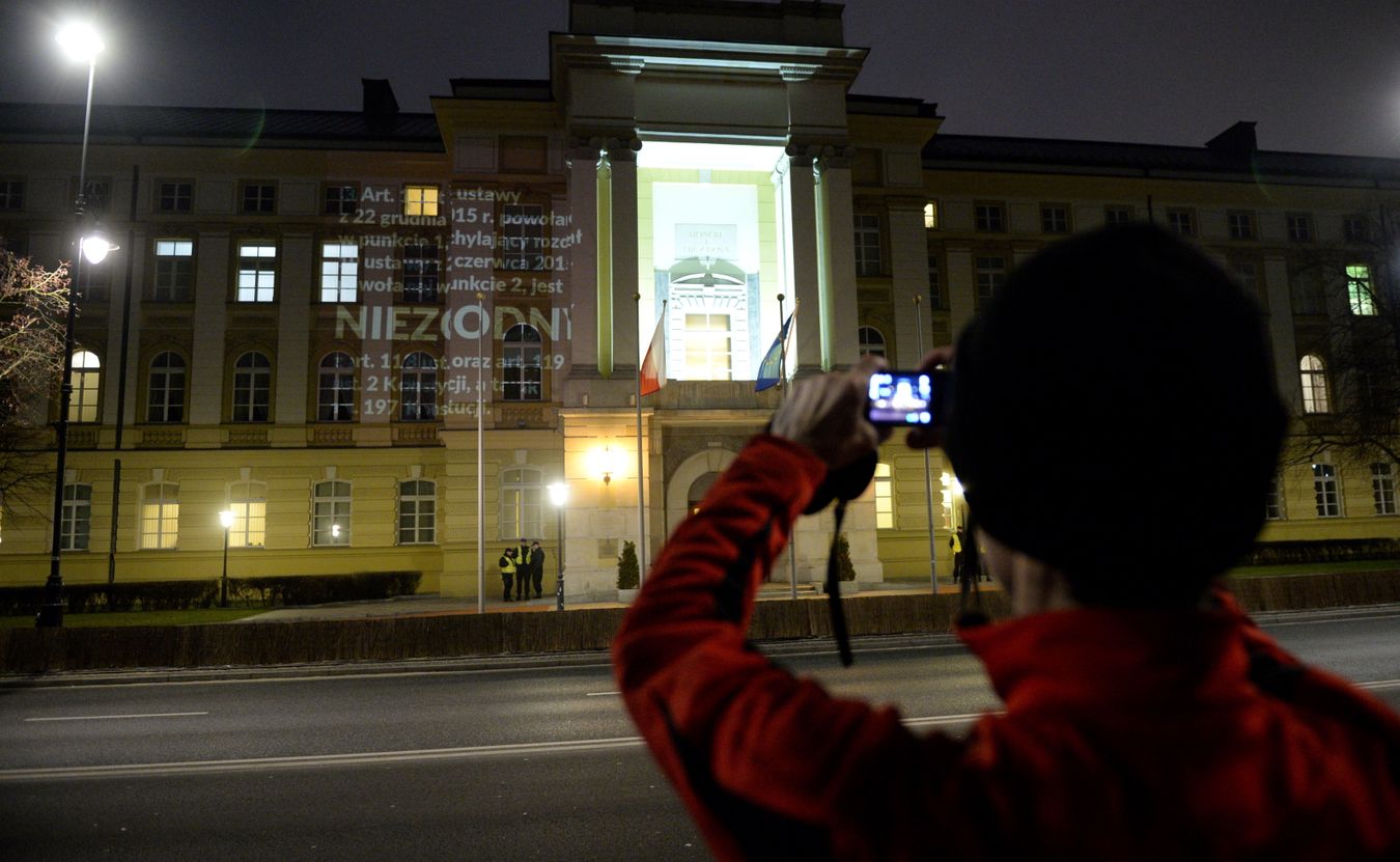 Przed KPRM protestujący - wśród których są także przedstawiciele KOD - rozstawili namioty. Przynieśli banery: Dość łamania konstytucji - Art. 2: Rzeczpospolita Polska jest demokratycznym państwem prawnym, urzeczywistniającym zasady sprawiedliwości społecznej.