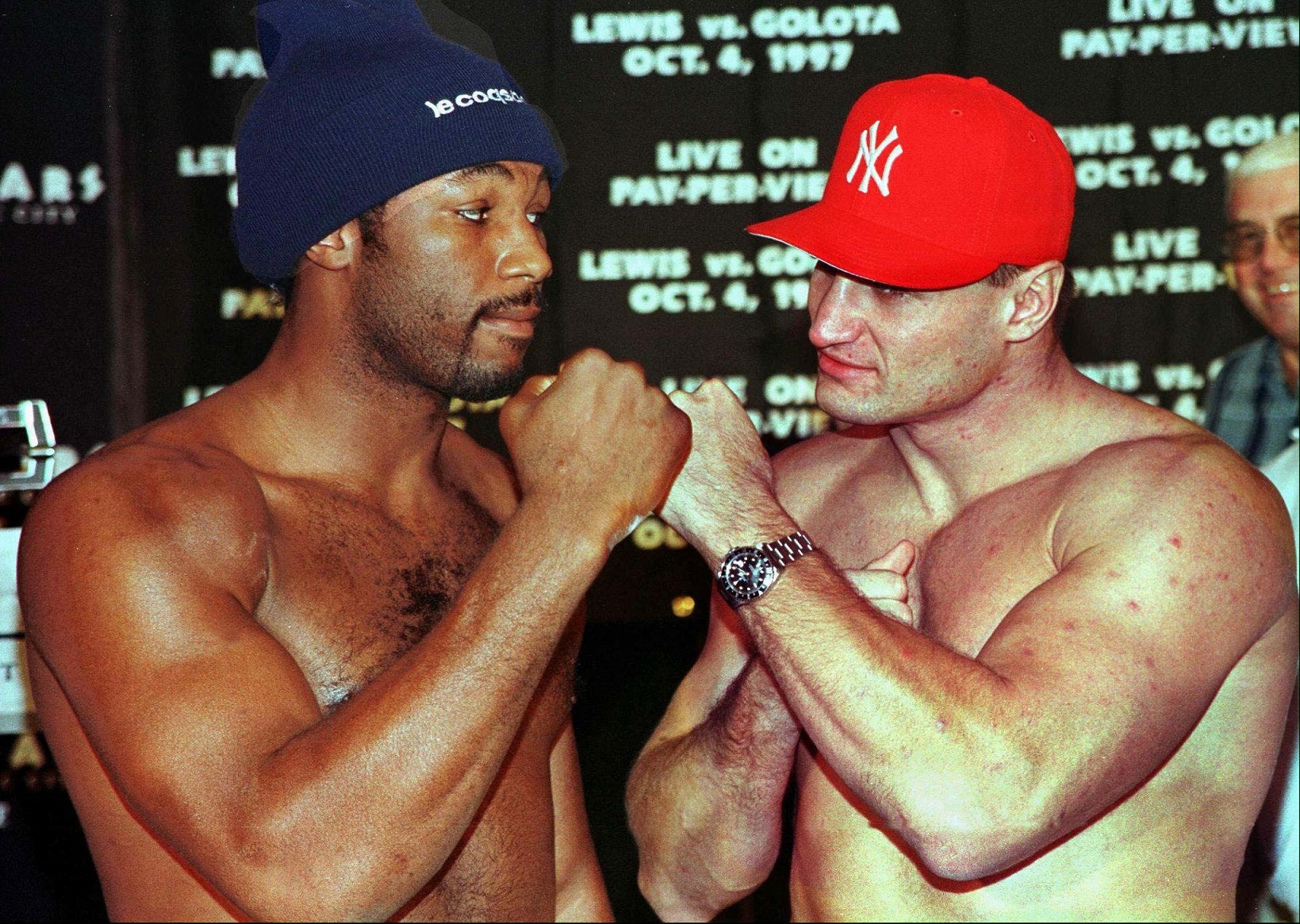 Andrzej Gołota i Lennox Lewis podczas oficjalnego ważenia zawodników przed walką. 