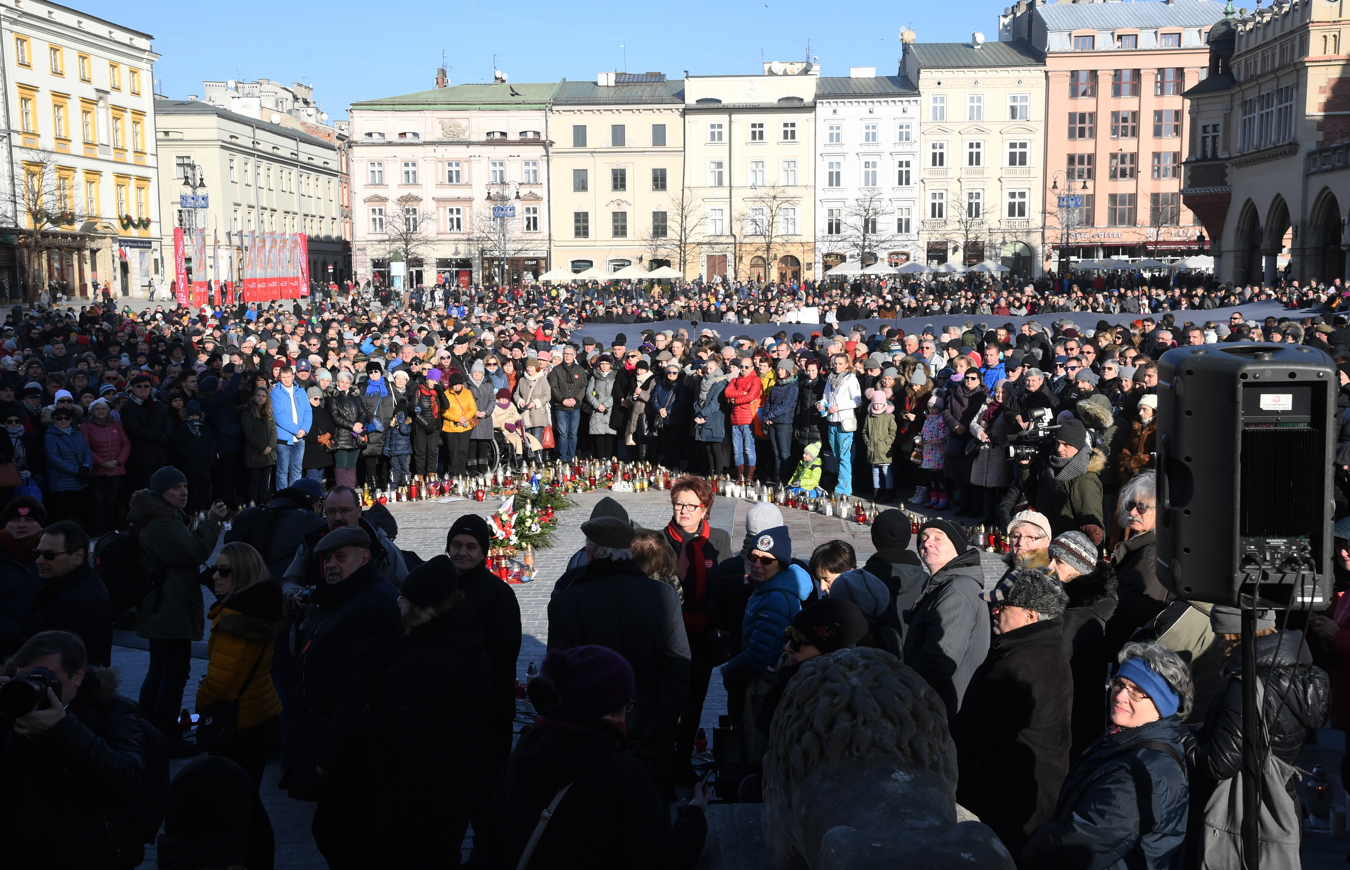 Na płytę Rynku Głównego przed Wieżą Ratuszową w Krakowie wniesiono kir z herbem Gdańska. 