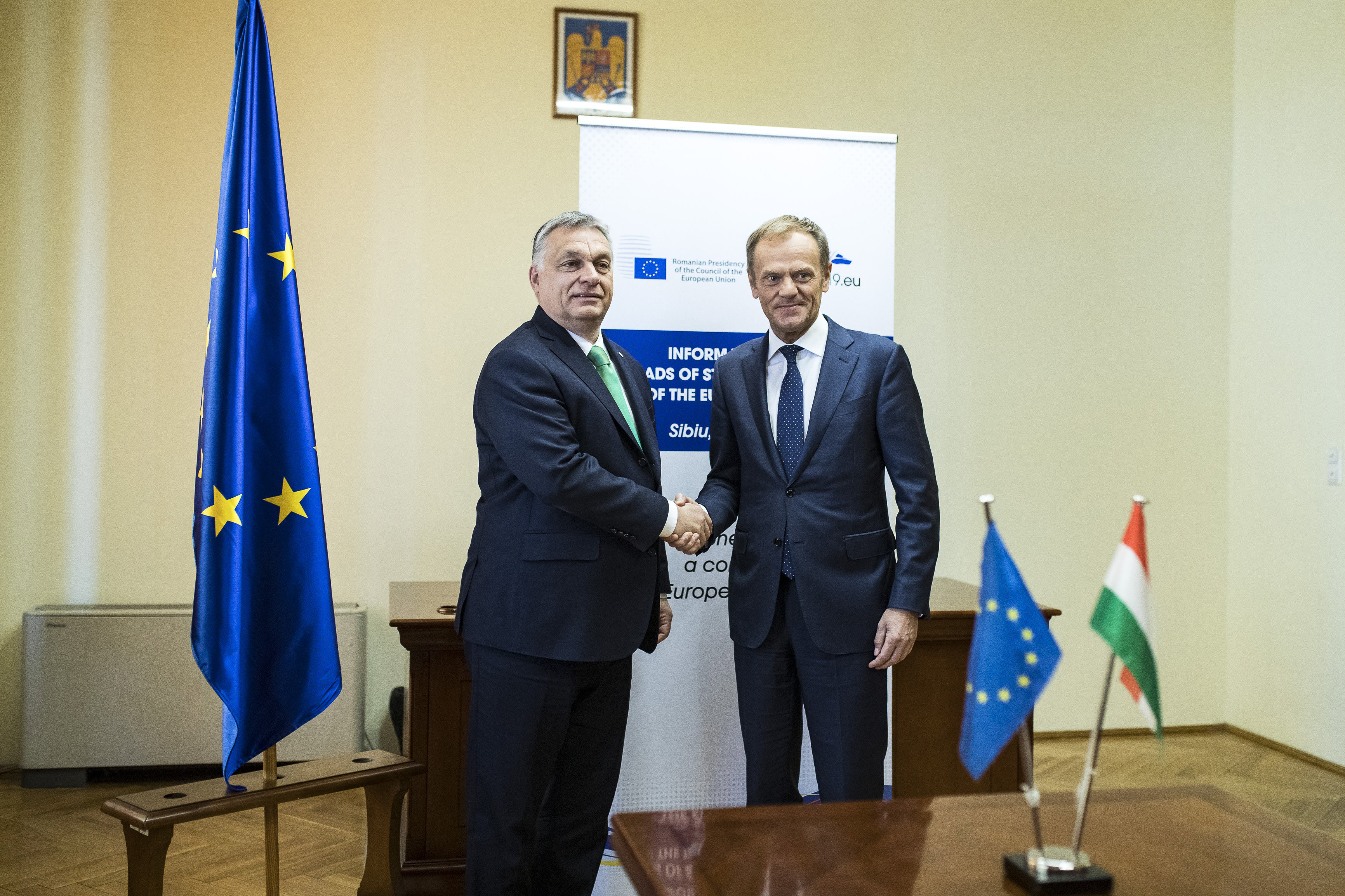 Fagyossá válik a Orbán-Tusk  barátság az új lengyel kormánnyal?- Erről is beszél a Blikk szakértője