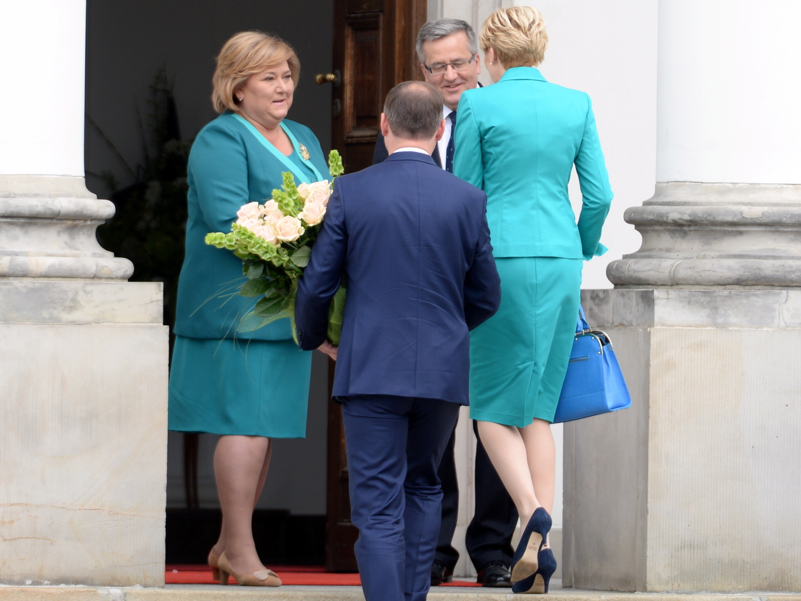 ... Już na dziedzińcu Belwederu okazało się, że stylizację w podobnych kolorach wybrała małżonka ustępującego prezydenta...
