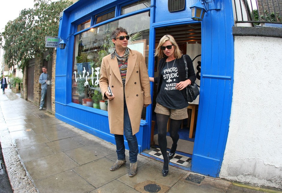Kate Moss i Jamie Hince przed japońską knajpą w Londynie/ fot. Bulls Press