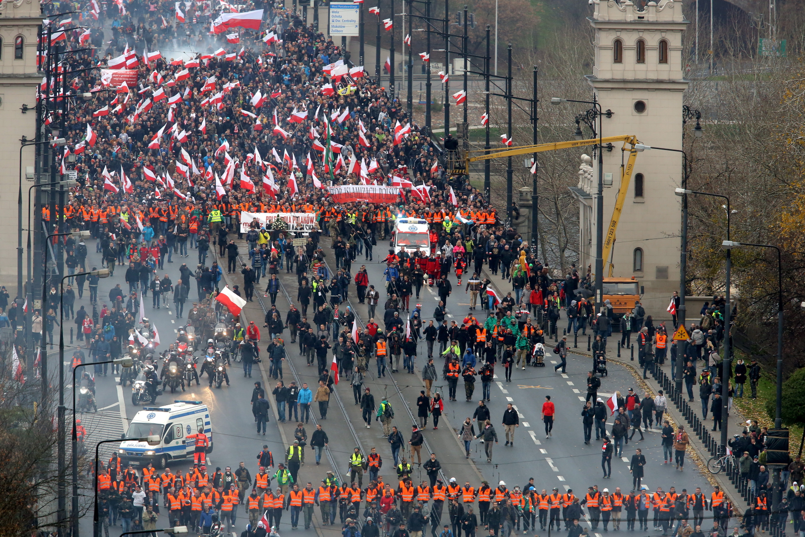Uczestnicy marszu wyruszyli krótko po godzinie 14 z Ronda Romana Dmowskiego. Następnie przeszli Alejami Jerozolimskimi, Mostem Poniatowskiego na drugą stronę Wisły pod Stadion Narodowy. Organizatorzy poinformowali, że przebieg Marszu Niepodległości zabezpieczało 600 osób wchodzących w skład straży marszu.