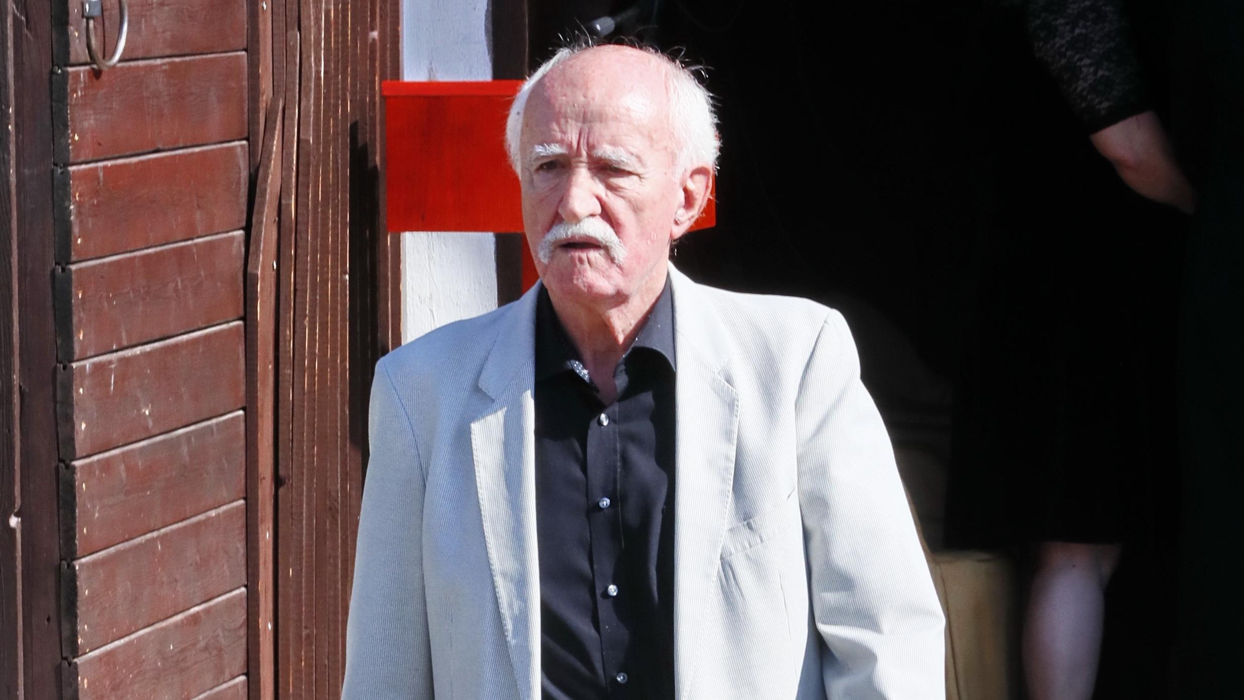 Mi történt? Még mindig nem tudta eltemetni a feleségét a Szomszédok Gábor Gábora, Koltai János