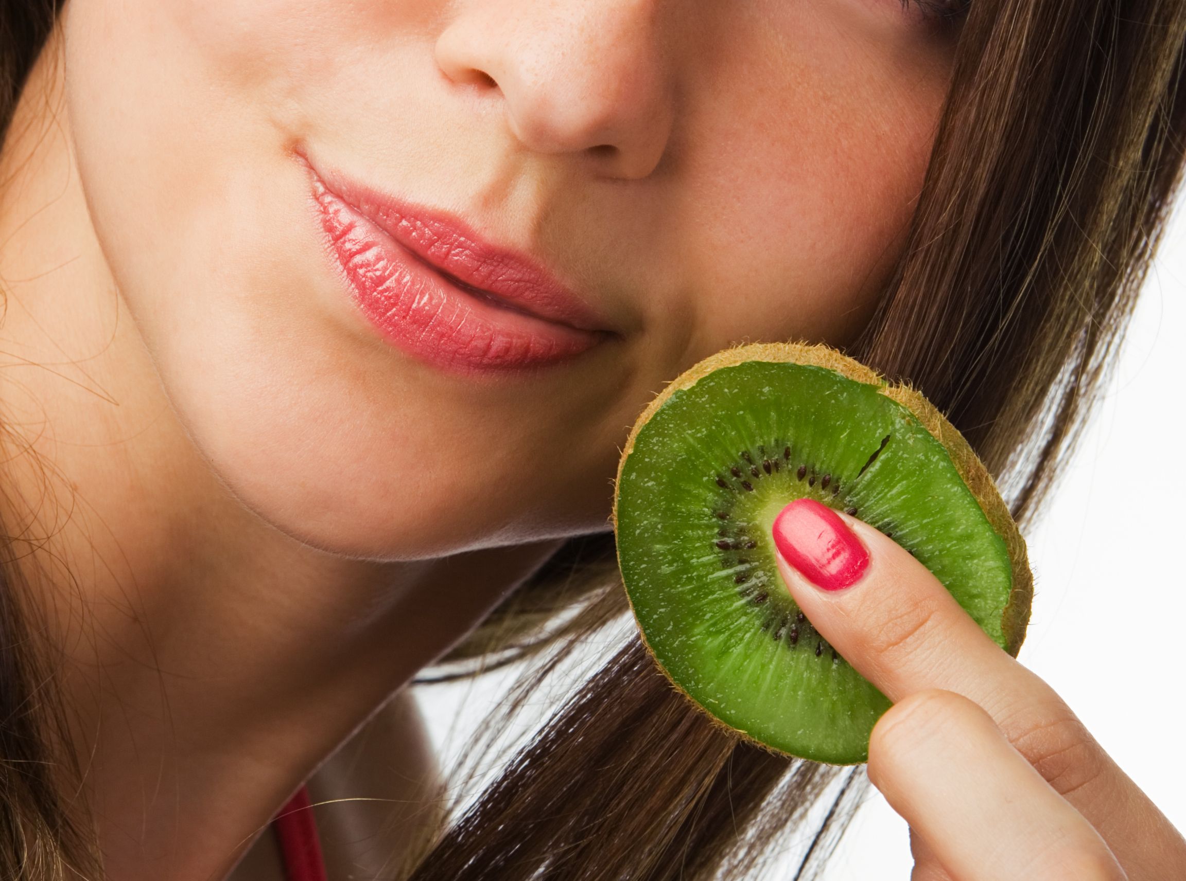 Jednocześnie kiwi, zawiera tyle samo potasu, co banan. Jest jednym z niewielu owoców zawierających wapń i kwas foliowy, który jest czynnikiem antyanemicznym, pobudza procesy krwiotwórcze, czyli powstawanie czerwonych krwinek. Kiwi zwiększa także przyswajalność żelaza, co może wspomóc leczenie anemii