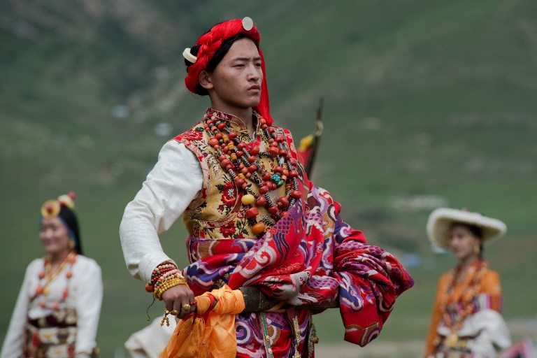 Micsoda színek és ékszerek! Ilyen egy igazi tibeti törzsi divatbemutató! -  Galéria - Blikk