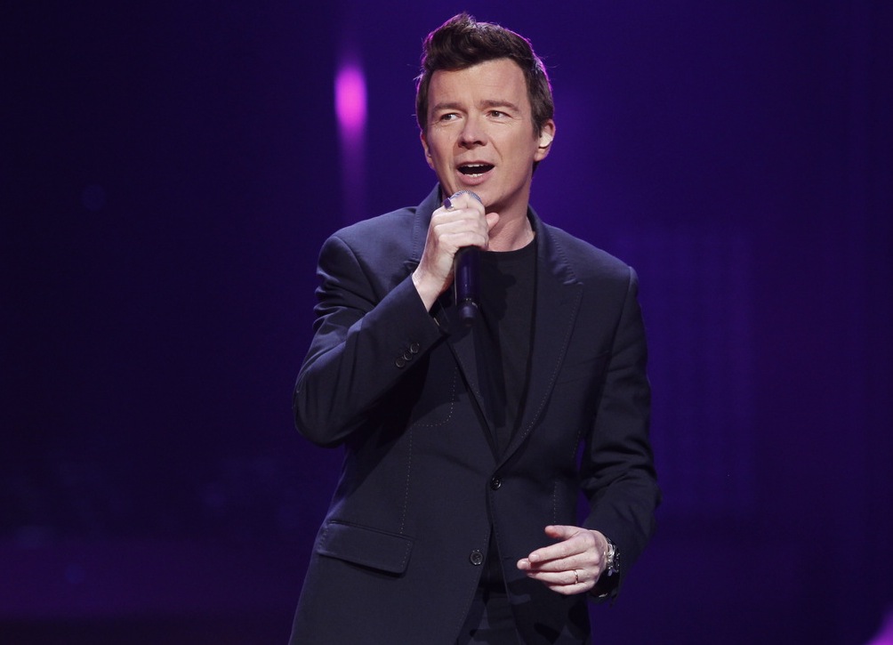 Lata lecą, a Rick Astley wciąż jest przystojny i ciągle dysponuje jednym z najlepszych i najciekawszych głosów na świecie