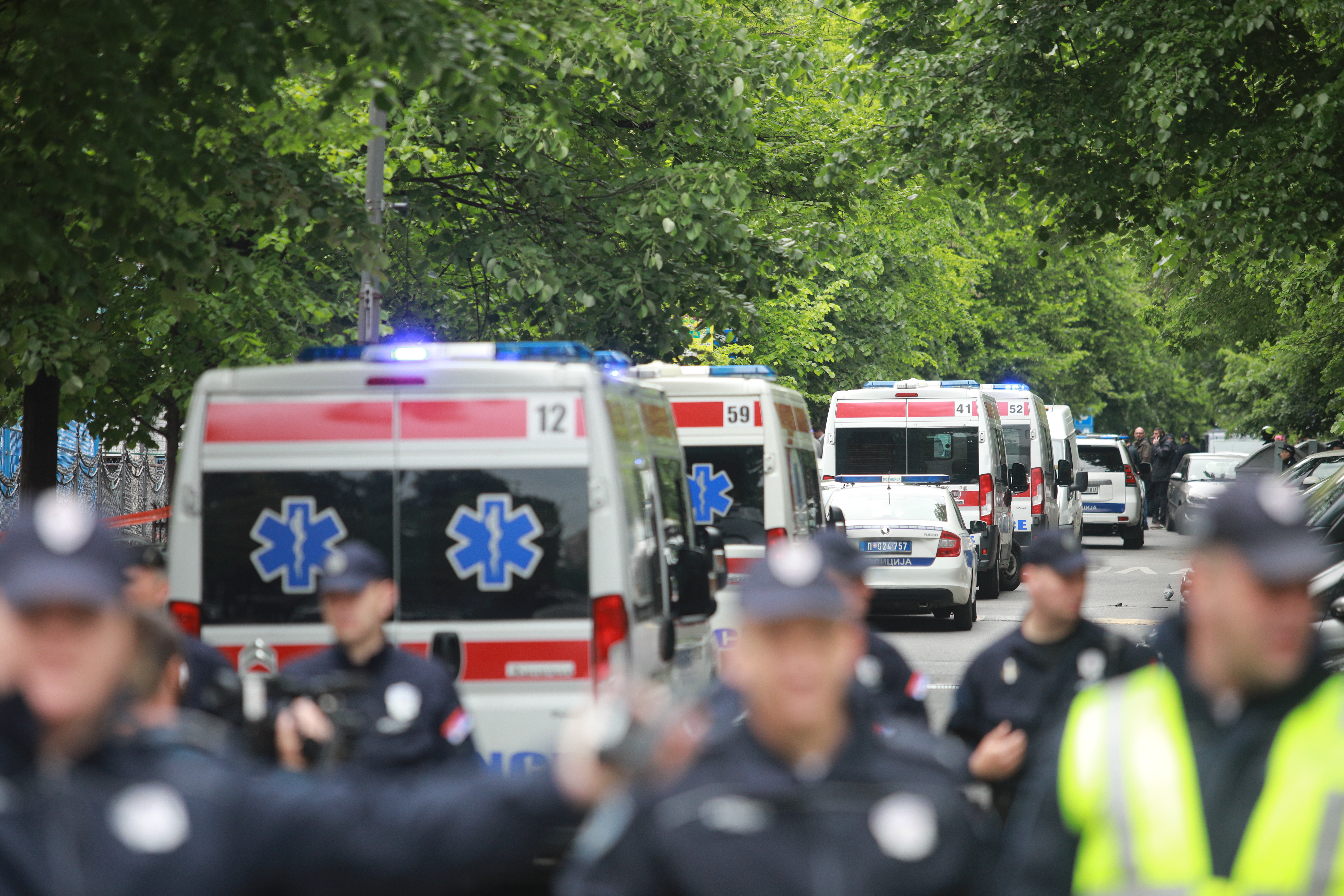 Tragikus részletek: rengeteg halálos áldozata van a belgrádi iskolai lövöldözésnek - fotók a helyszínről
