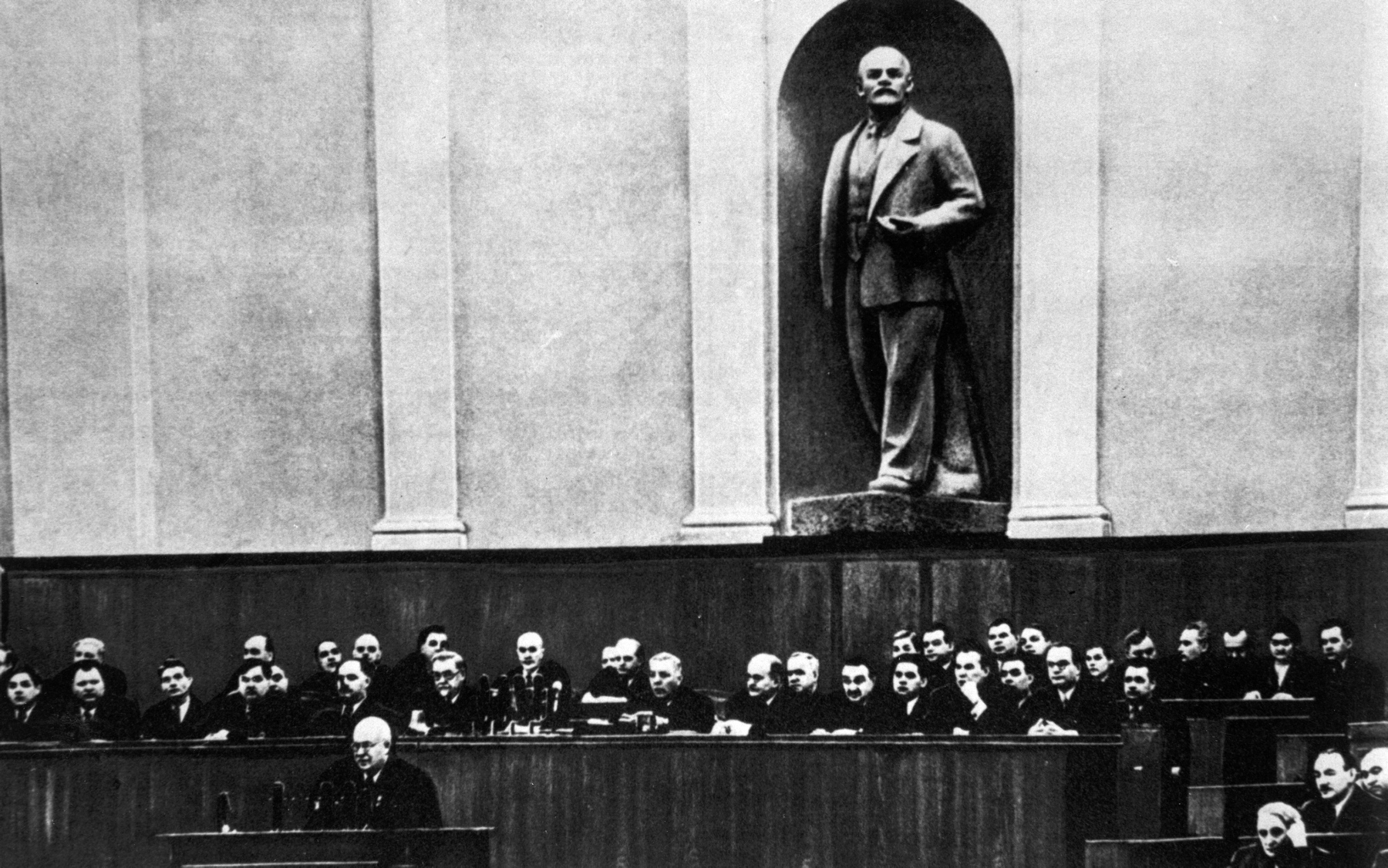Nikita Chruszczow prezentuje raport Komitetu Centralnego na XX Zjeździe KPZR, Moskwa, luty 1956 r