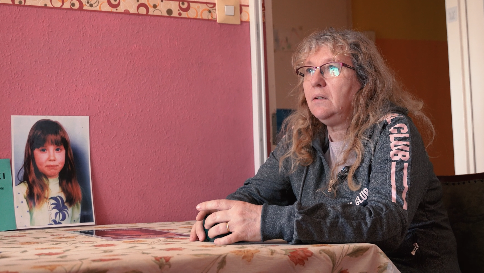 Ereklyeként őrzi Niki csontját az édesanyja – 25 éve nem tudni, ki végzett a gyulai kislánnyal – Nyomon vagyunk! – videó