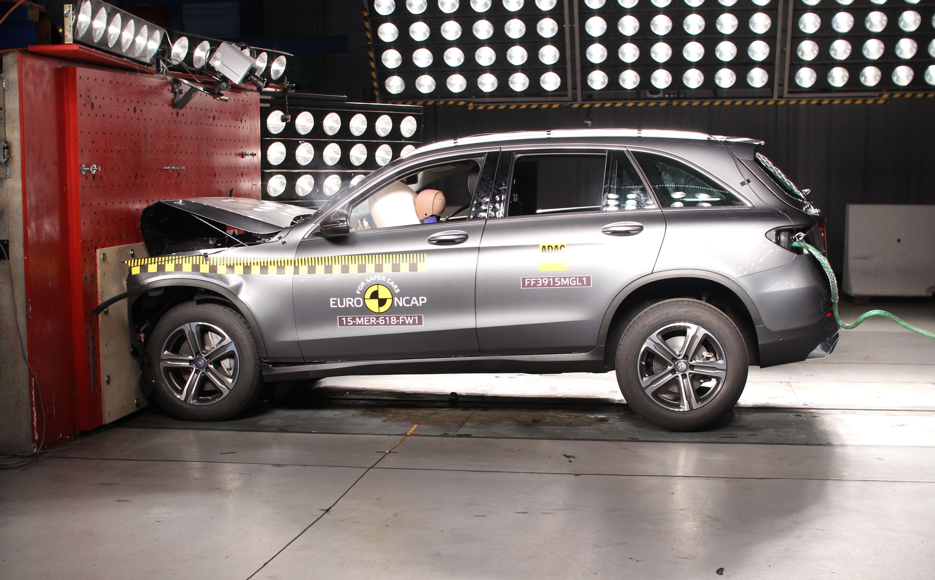 Pięć gwiazdek to nota wystawiona mercedesowi GLC. Niemiecka konstrukcja została uznana przez Euro NCAP za najbezpieczniejszy mały SUV testowany w 2015 roku. Ochronę dorosłych pasażerów oceniono na 95 proc. punktów. Za bezpieczeństwo dzieci przyznano 89 proc. Dodatkowe systemy bezpieczeństwa - 71 proc. punktów. Ochrona pieszych - 82 proc.