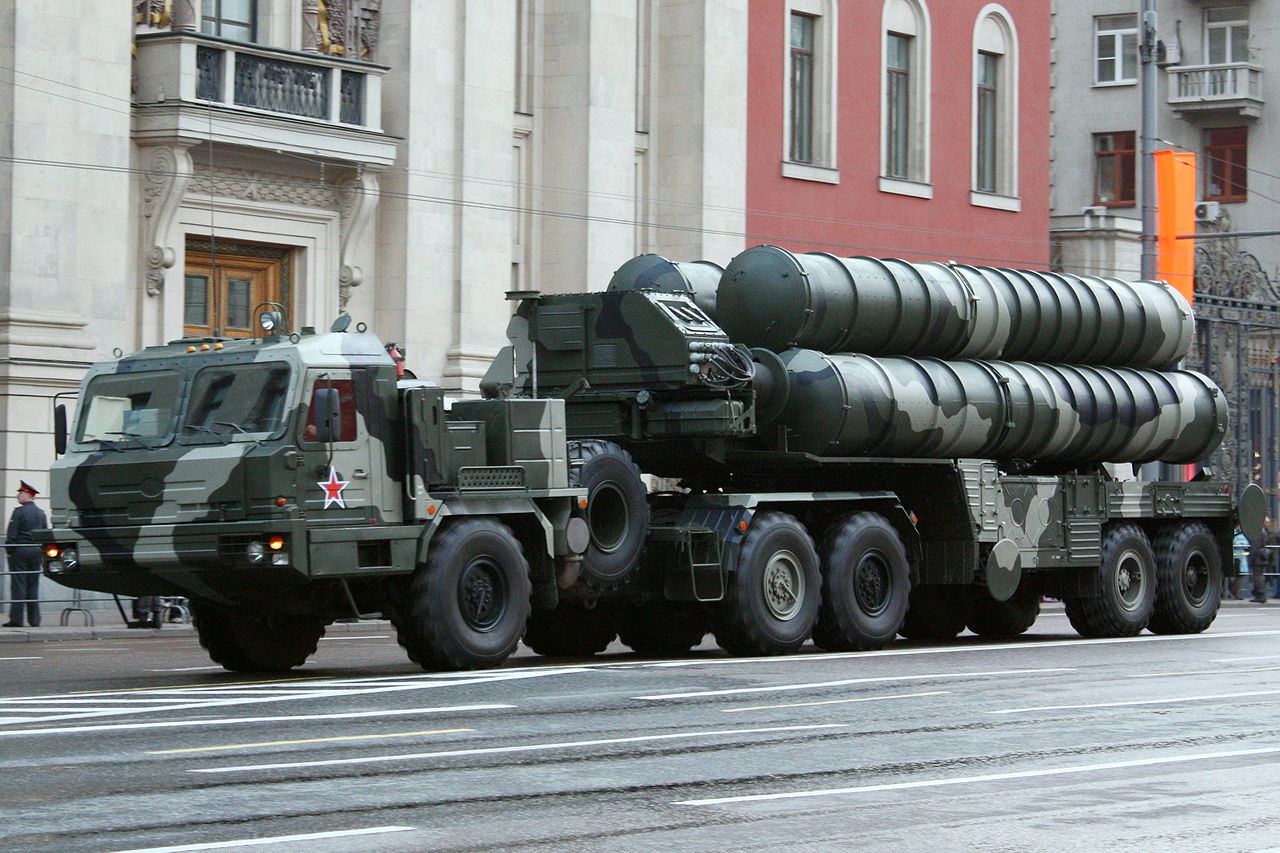 Wojsko otrzymało zestaw systemu obrony powietrznej S-400 Triumf, stację radiolokacyjną Wołga oraz zestaw kierowania systemami przeciwlotniczymi Werba