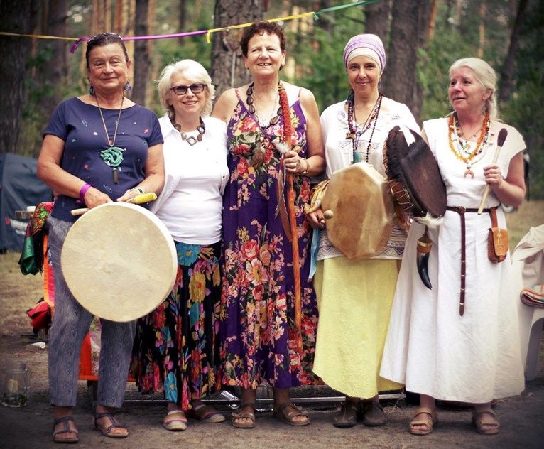 Tanna Jakubowicz-Mount w środku, od lewej: Barbara Rozciecha, Alicja Bednarska, Agnieszka Hari Kartar, Hanna Zielicha Świątkowska