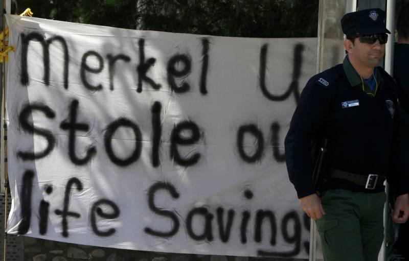 protesty Cypr transparent Merkel, fot. AP PhotoPetros Karadjias