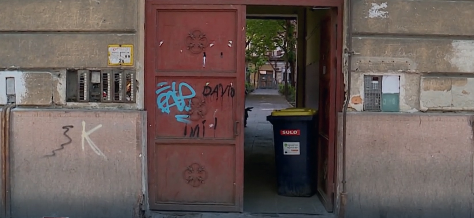 Megdöbbentő részletek a józsefvárosi késelésről: 59 éves nő szurkálhatta halálra befogadóját – videó