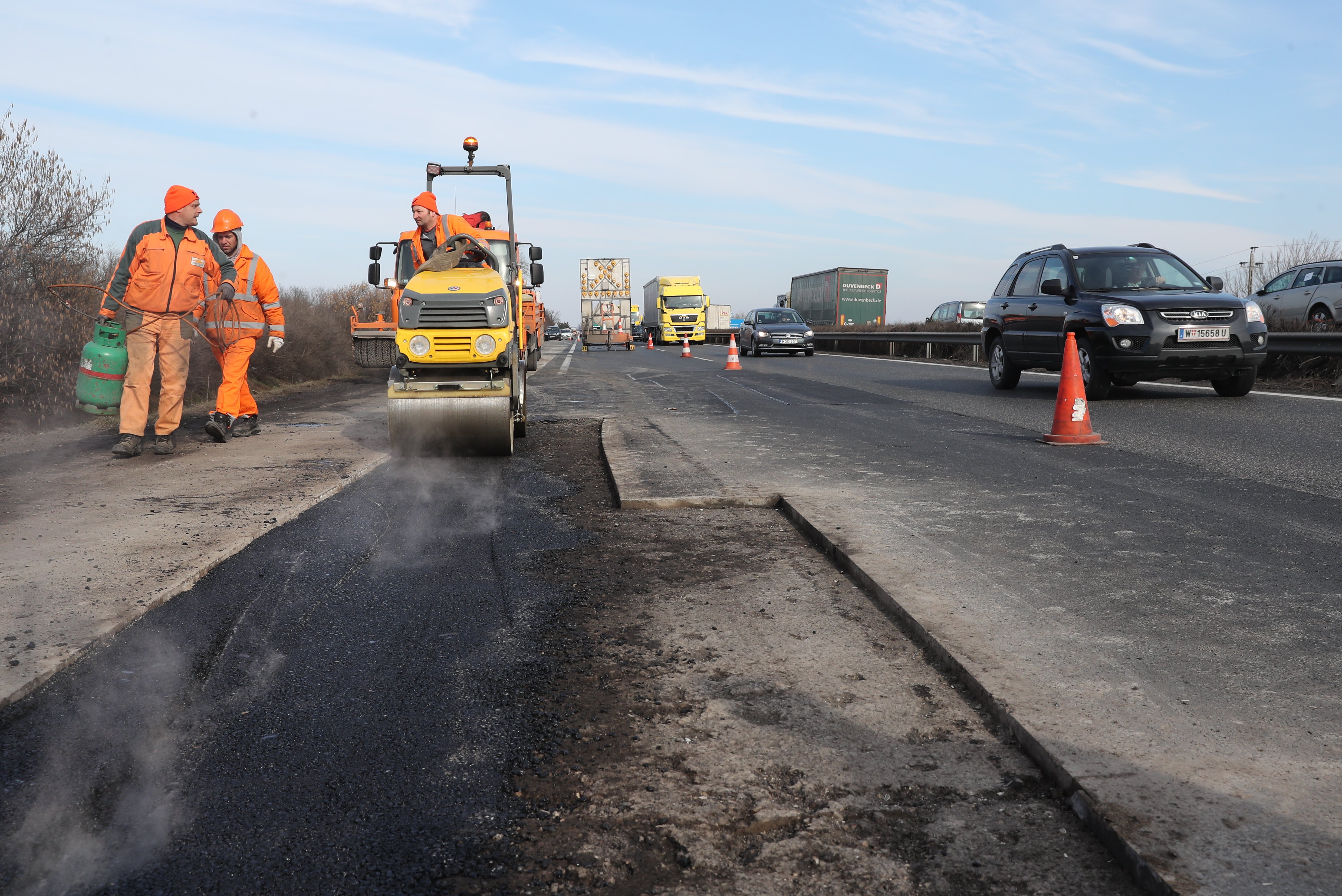 Útinform: országszerte útjavítási munkák, fokozott figyelmet kér a Magyar Közút