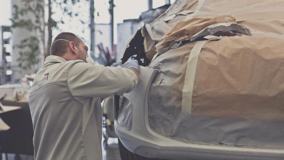 Dyfuzor powietrza, osłona przedniego zderzaka, dolny pas nadwozia i poszerzone błotniki pracują na jadowitą urodę DS4 Racing